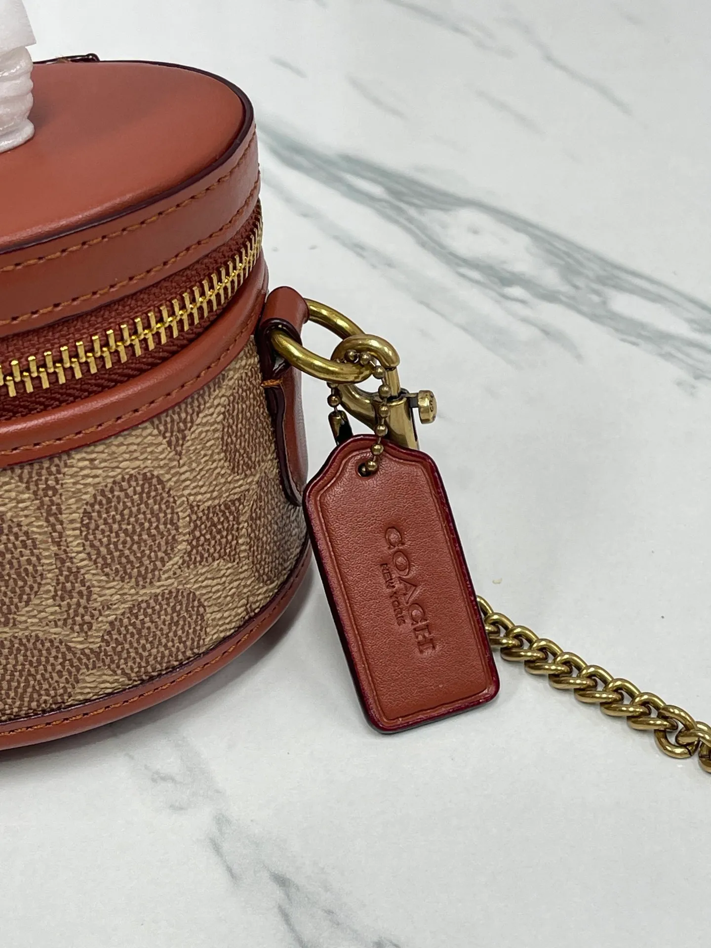 P400🐶Coach new box bag version 2.0. New cosmetic bag/chain shoulder crossbody bag💕Model CT876/CT877. Designers who listened to the advice, want a box bag that can hold mobile phones, here comes the new model in June that can accommodate pro-sized mobile phone lipstick air cushion powder, not to mention 💕size 17CM