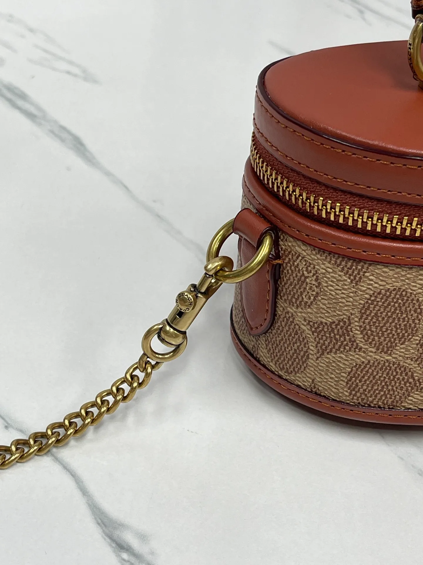 P400🐶Coach new box bag version 2.0. New cosmetic bag/chain shoulder crossbody bag💕Model CT876/CT877. Designers who listened to the advice, want a box bag that can hold mobile phones, here comes the new model in June that can accommodate pro-sized mobile phone lipstick air cushion powder, not to mention 💕size 17CM