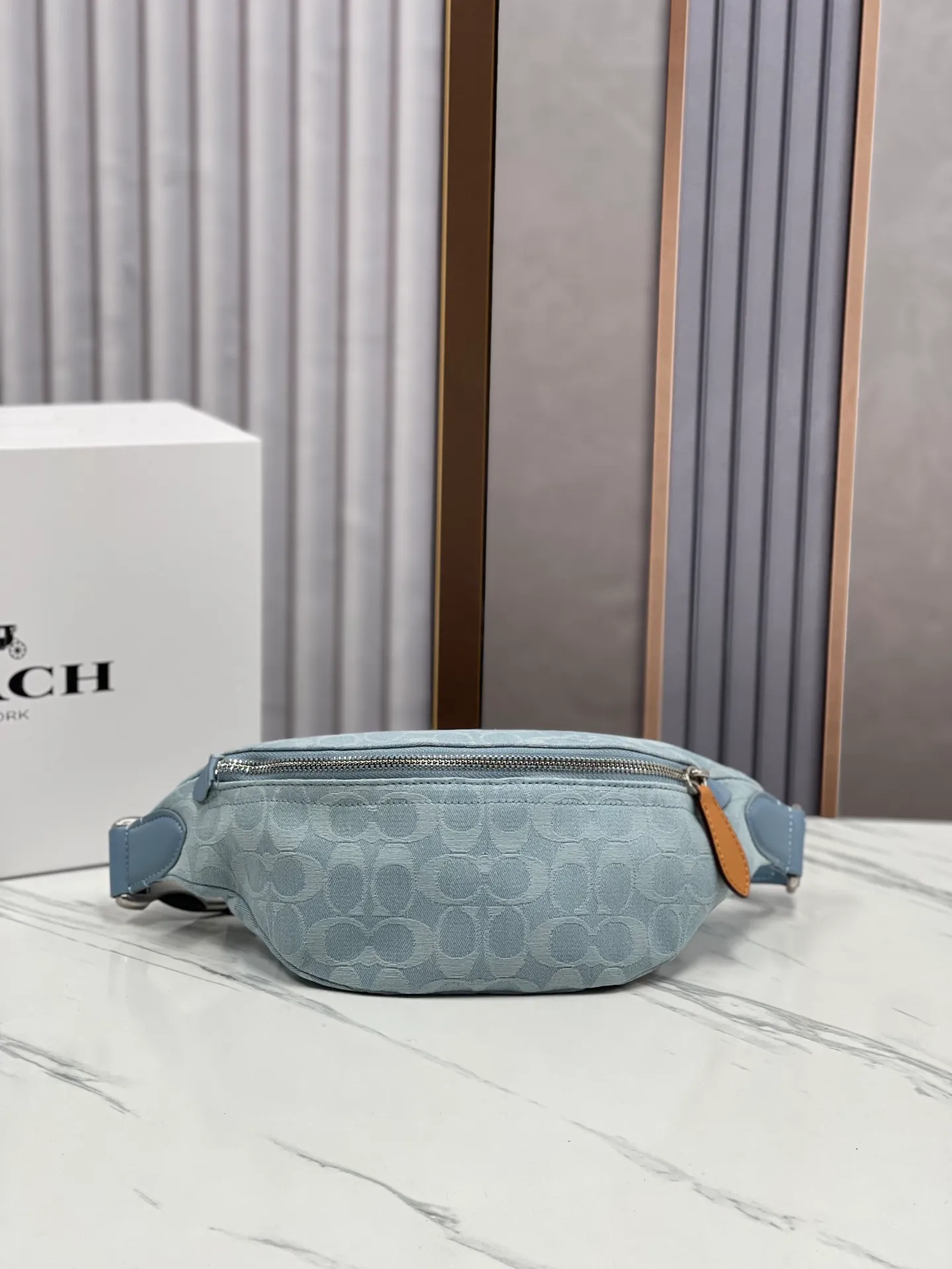 Batch 400💰Coach/Coach’s new denim waist bag, model number: CJ825 Pillow Madison women’s waist bag, super popular summer color with retro denim elements, new interpretation of Soft Tabby’s versatile charm, a wonderful collision of denim black and dark blue colors, very dazzling with any clothes, giving people a lazy and comfortable style, size: 34.14.7.