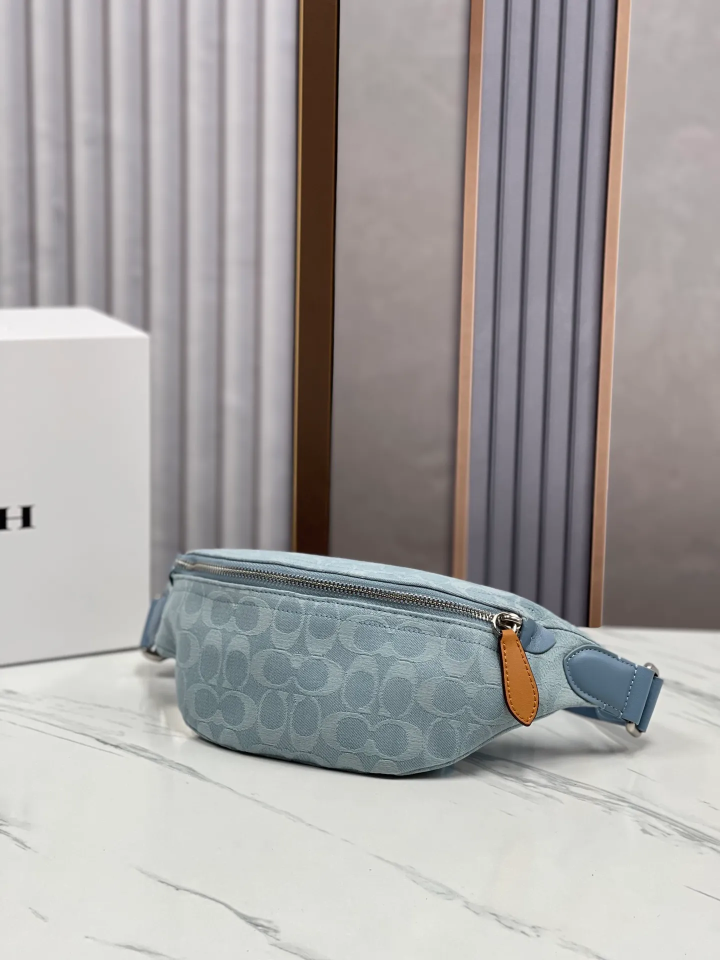 Batch 400💰Coach/Coach’s new denim waist bag, model number: CJ825 Pillow Madison women’s waist bag, super popular summer color with retro denim elements, new interpretation of Soft Tabby’s versatile charm, a wonderful collision of denim black and dark blue colors, very dazzling with any clothes, giving people a lazy and comfortable style, size: 34.14.7.