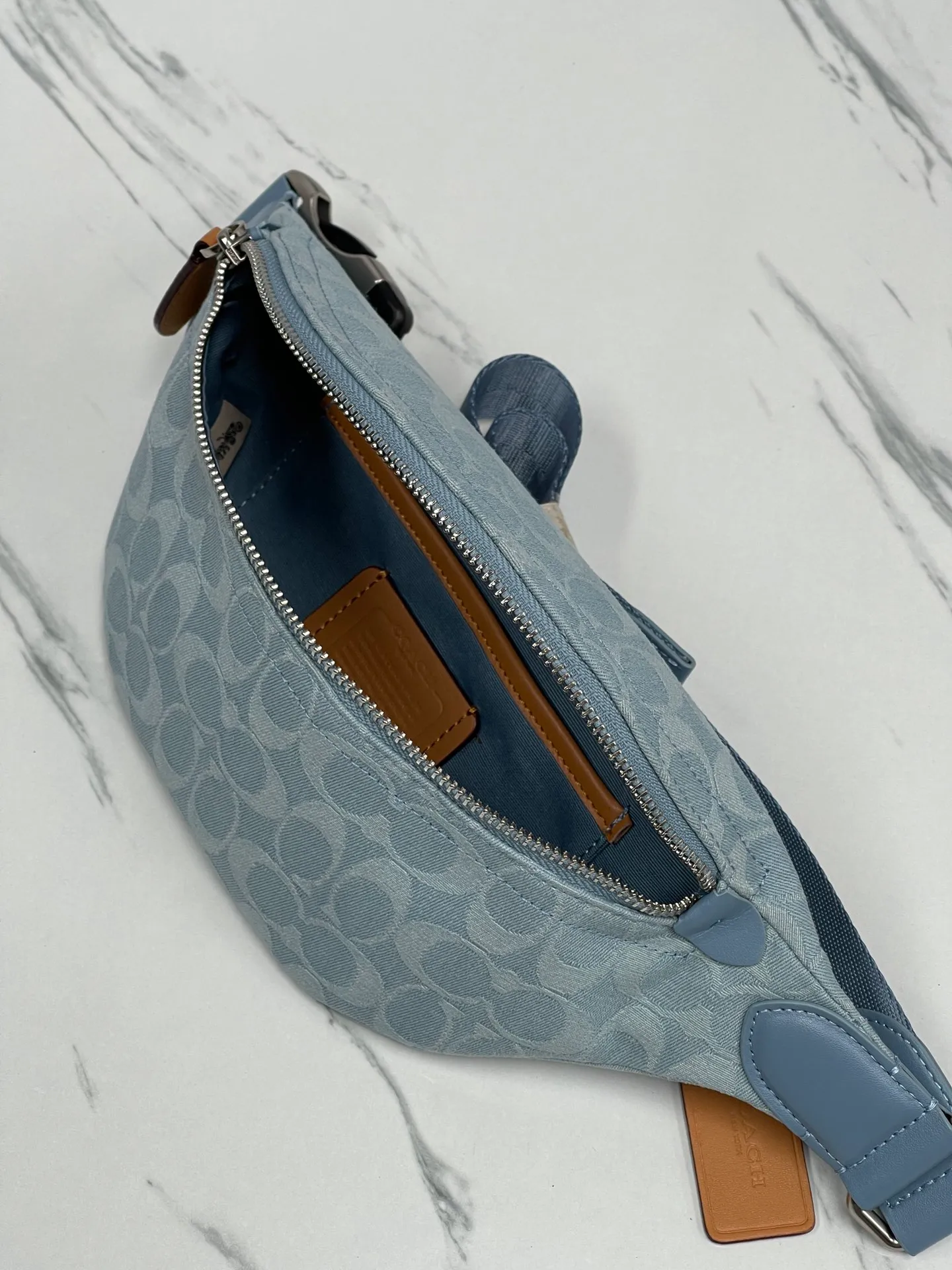 Batch 400💰Coach/Coach’s new denim waist bag, model number: CJ825 Pillow Madison women’s waist bag, super popular summer color with retro denim elements, new interpretation of Soft Tabby’s versatile charm, a wonderful collision of denim black and dark blue colors, very dazzling with any clothes, giving people a lazy and comfortable style, size: 34.14.7.