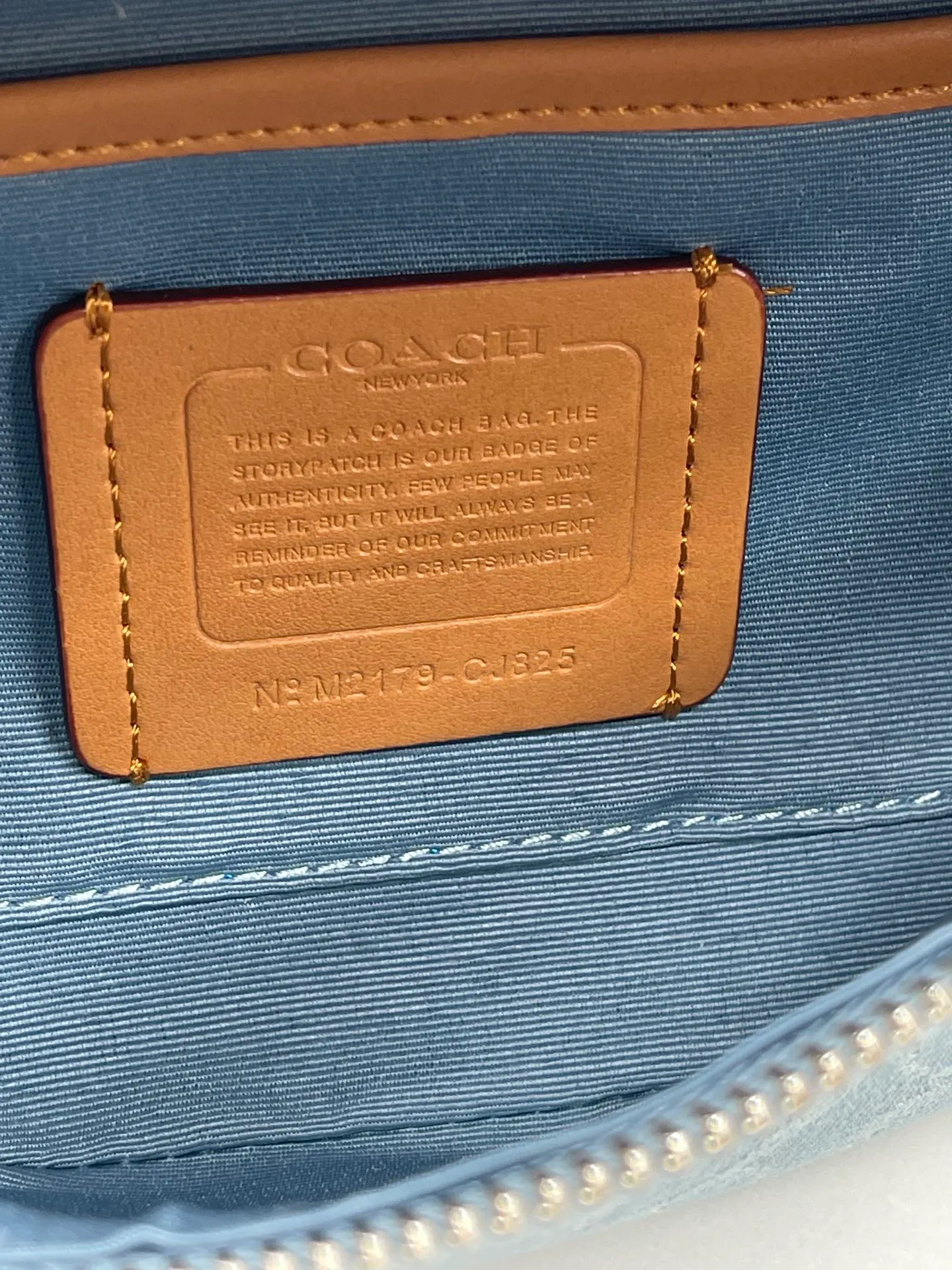 Batch 400💰Coach/Coach’s new denim waist bag, model number: CJ825 Pillow Madison women’s waist bag, super popular summer color with retro denim elements, new interpretation of Soft Tabby’s versatile charm, a wonderful collision of denim black and dark blue colors, very dazzling with any clothes, giving people a lazy and comfortable style, size: 34.14.7.