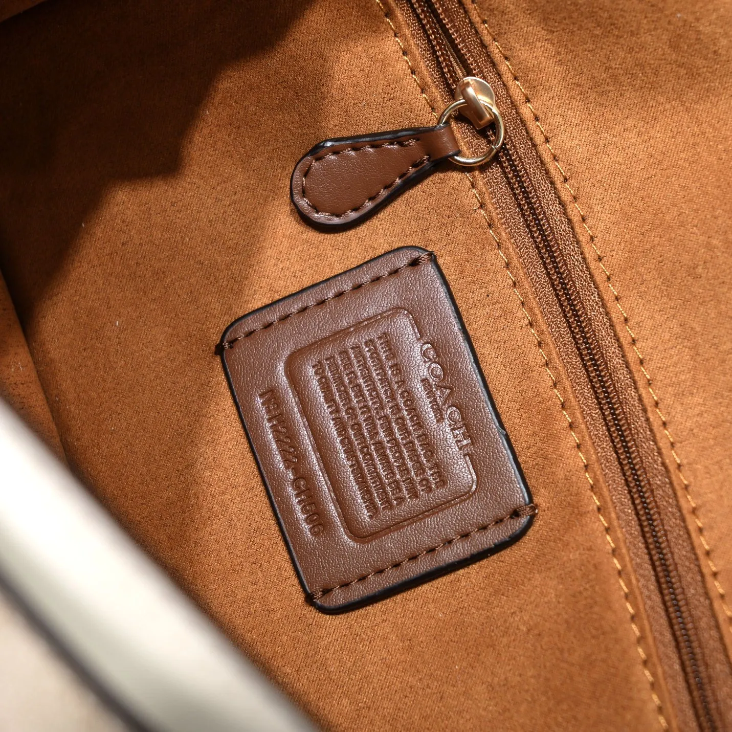 The new COACH MORGAN classic one-shoulder cross-body armpit bag CH506 milk tea splicing design ~ two different shades of presbyopic fabrics, exquisite and layered, elegant and generous ~ visually very harmonious and versatile! Size:26.5*6.5*14cm