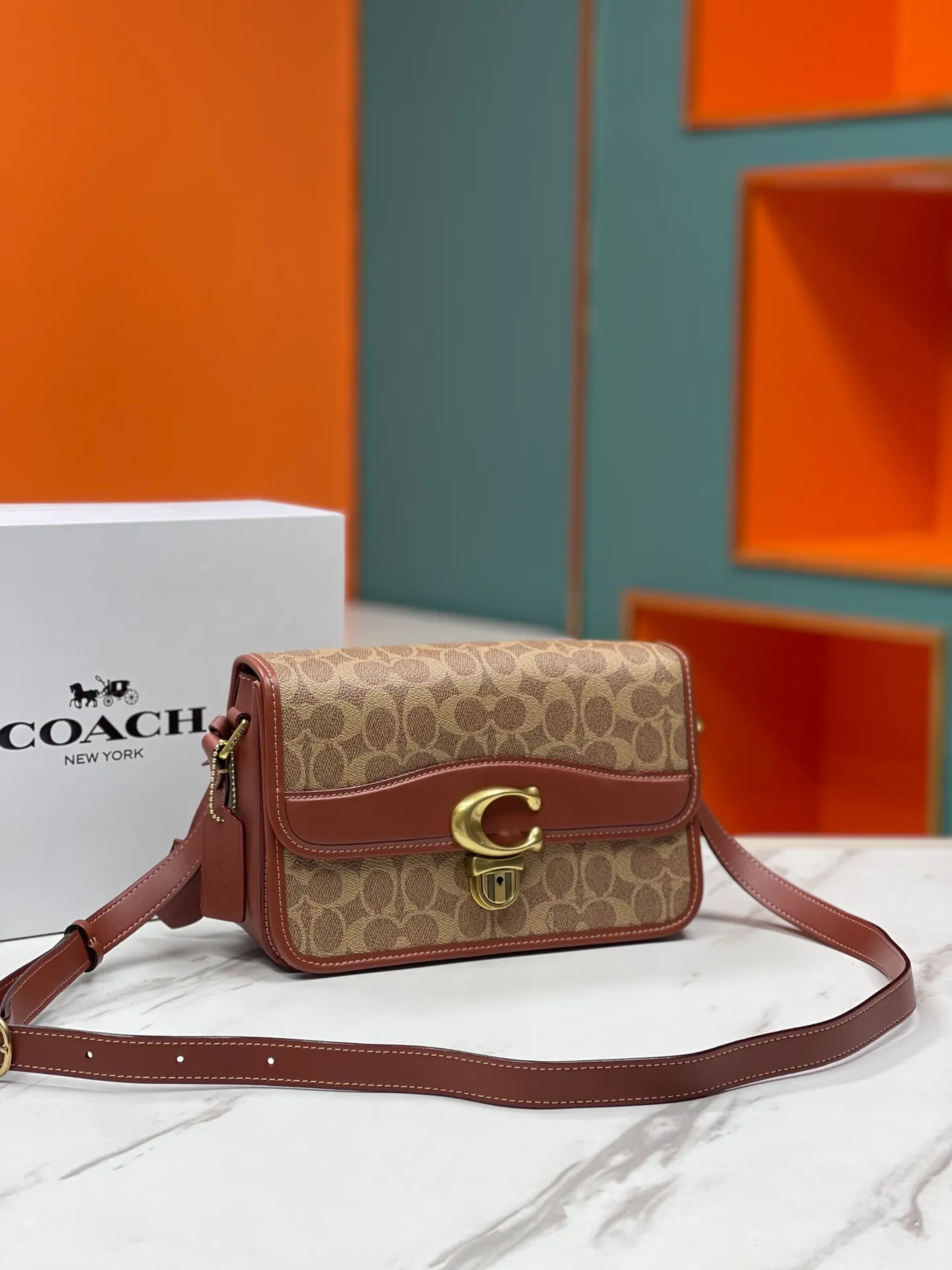💰500💰coach/Coach new model number: C6639 The new Studio show is here~ The vintage Ford distressed hardware C is eye-catching on the entire bag. The design of the C buckle this time is different from the previous ones. It has a latch structure and a small key🔑 The classic yet stylish caramel color is so correct. Size: 24*17*9
