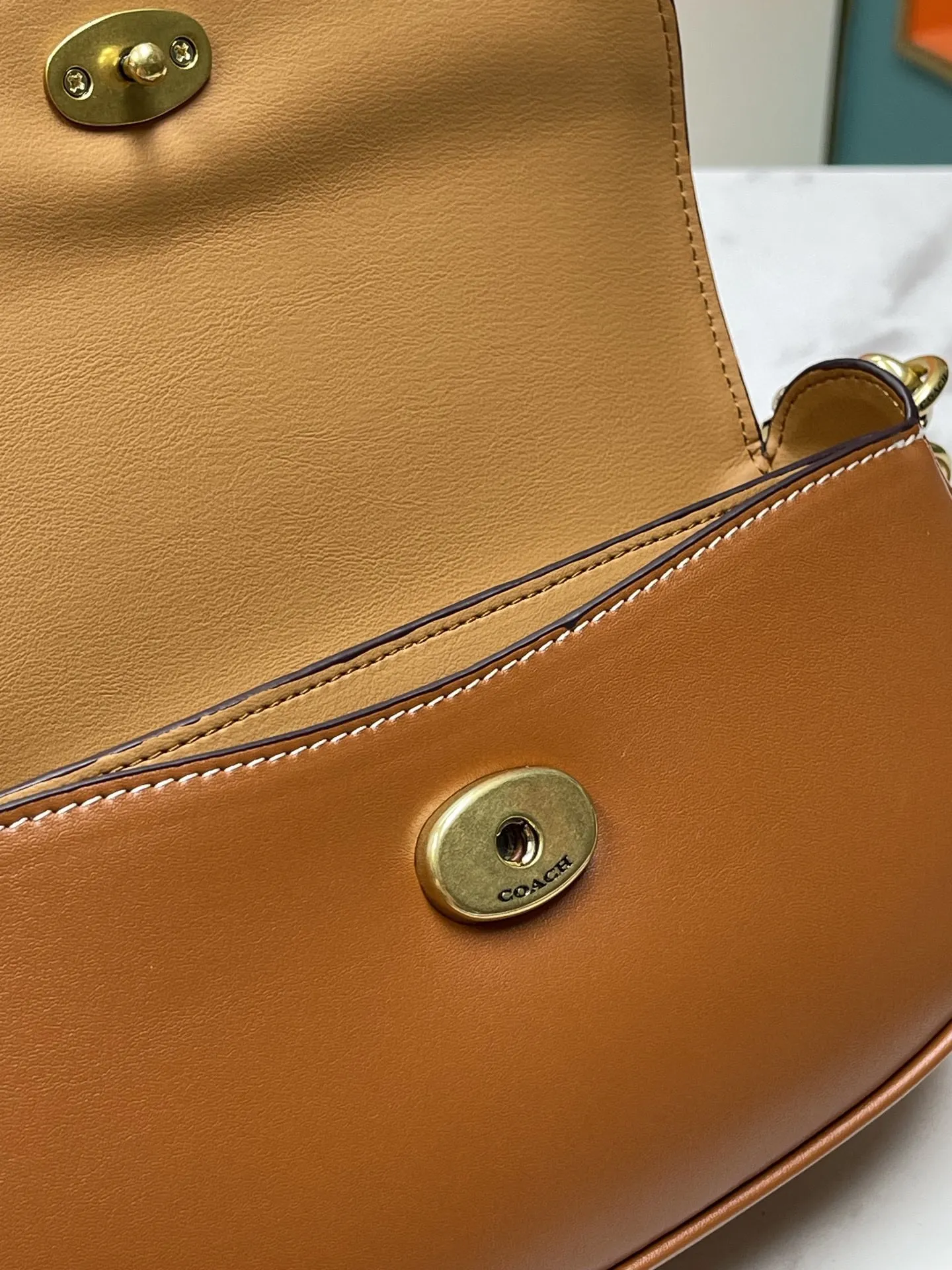 Top original order batch 440💰coach/Coach new women's saddle bag CM702 single shoulder crossbody handbag HARLEY23 retro lock bag armpit bag size: 22*13*5
