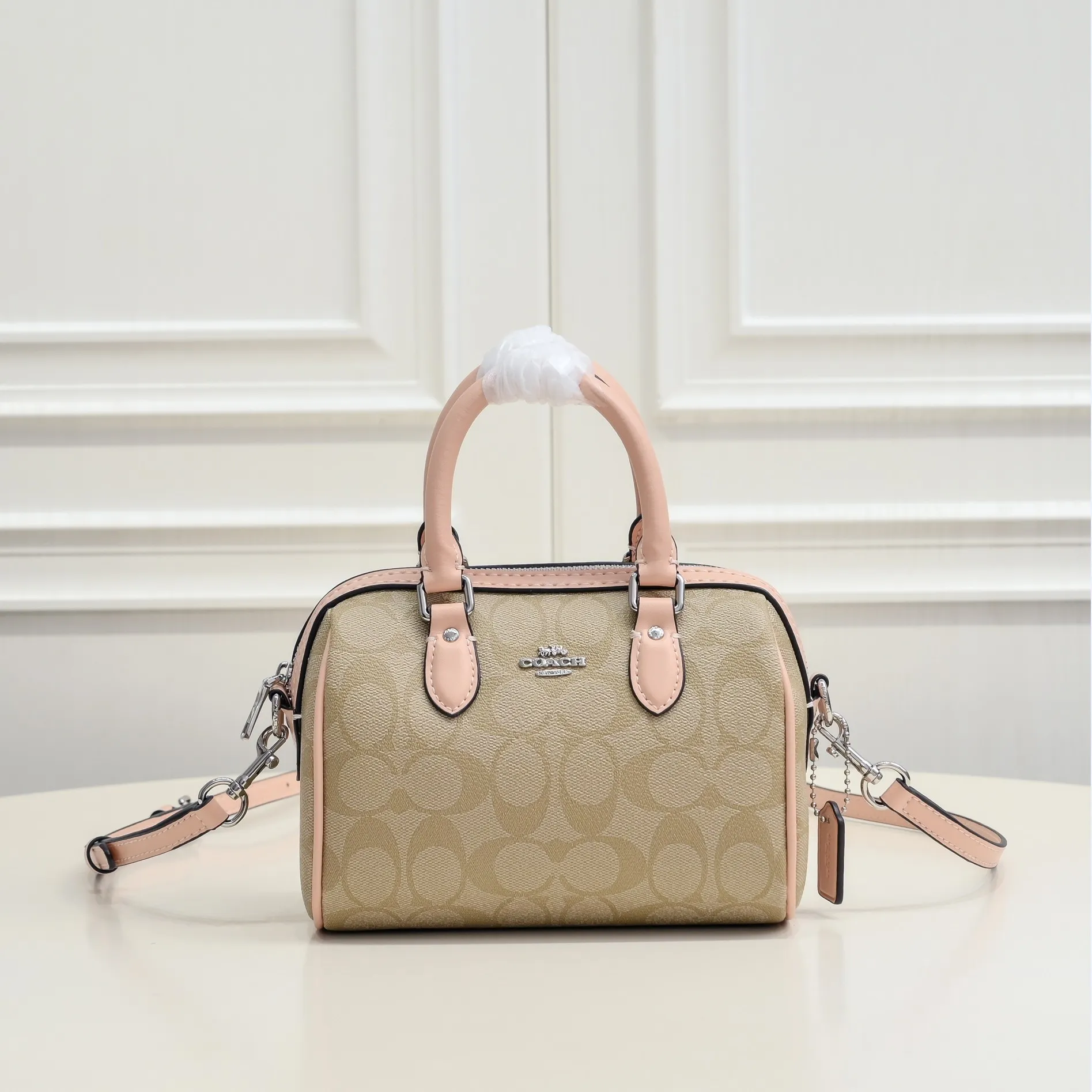 P340 [Top original order] The new Coach small size Boston CH469 is so beautiful and exquisite! Moreover, the Boston bag shape is particularly versatile! The presbyopic color-blocking design is classic and eye-catching! Size:17.5*12*10cm