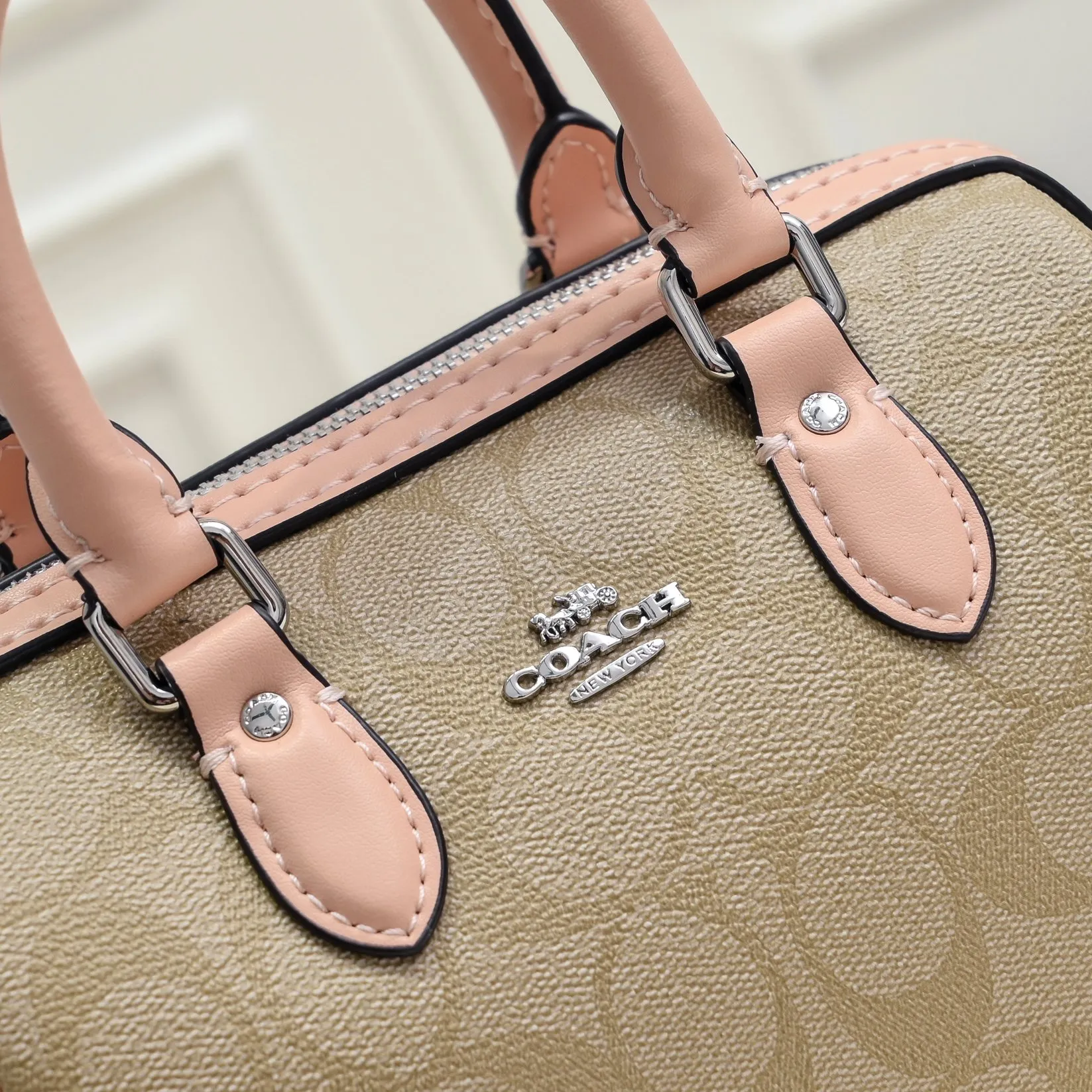 P340 [Top original order] The new Coach small size Boston CH469 is so beautiful and exquisite! Moreover, the Boston bag shape is particularly versatile! The presbyopic color-blocking design is classic and eye-catching! Size:17.5*12*10cm