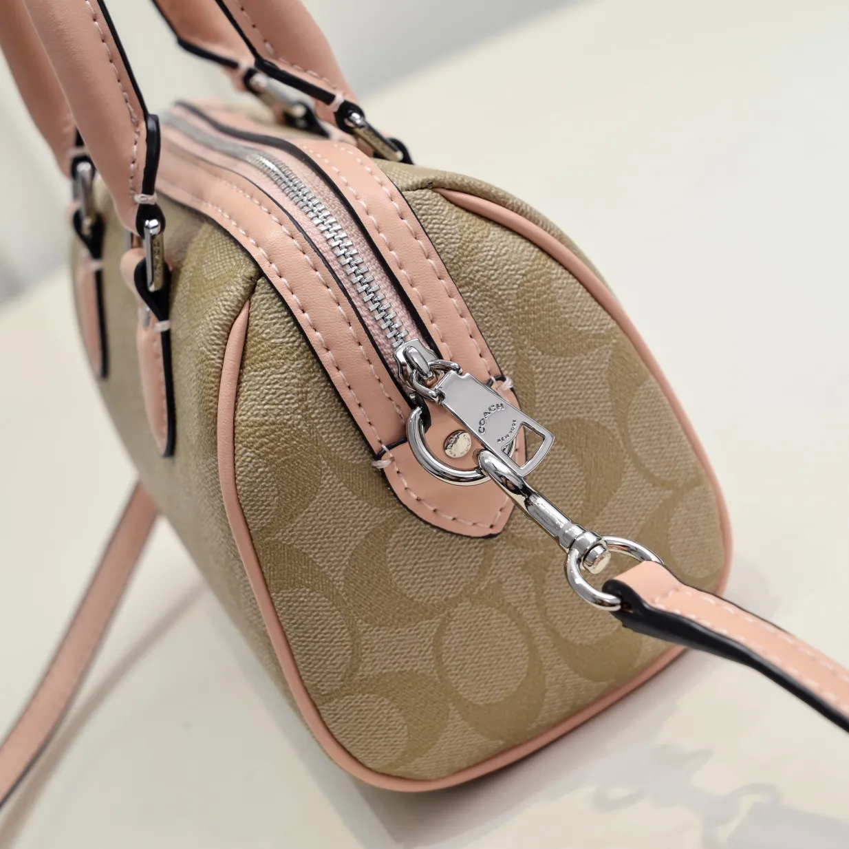P340 [Top original order] The new Coach small size Boston CH469 is so beautiful and exquisite! Moreover, the Boston bag shape is particularly versatile! The presbyopic color-blocking design is classic and eye-catching! Size:17.5*12*10cm