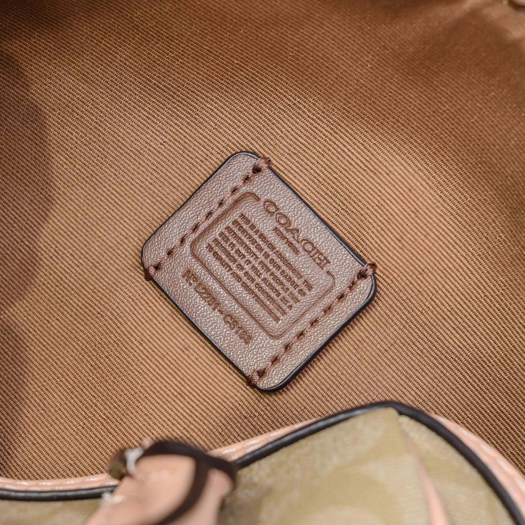 P340 [Top original order] The new Coach small size Boston CH469 is so beautiful and exquisite! Moreover, the Boston bag shape is particularly versatile! The presbyopic color-blocking design is classic and eye-catching! Size:17.5*12*10cm
