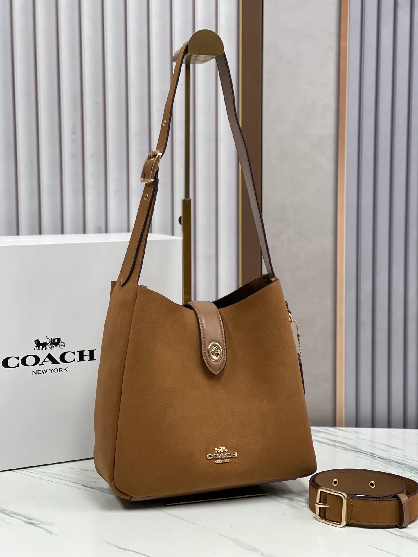 P400💰Coach’s October new product Hadley is simply amazing. Classic C print, fashionable and versatile. Whether it is carried on the shoulder or cross-body, you can easily control various styles. How can you miss such a good product? Hadley shoulder bag with deerskin model number: CW002 CW003 CW004 size: 25-22-8cm