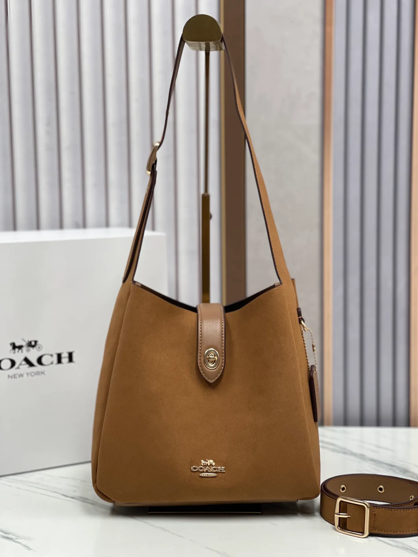 P400💰Coach’s October new product Hadley is simply amazing. Classic C print, fashionable and versatile. Whether it is carried on the shoulder or cross-body, you can easily control various styles. How can you miss such a good product? Hadley shoulder bag with deerskin model number: CW002 CW003 CW004 size: 25-22-8cm