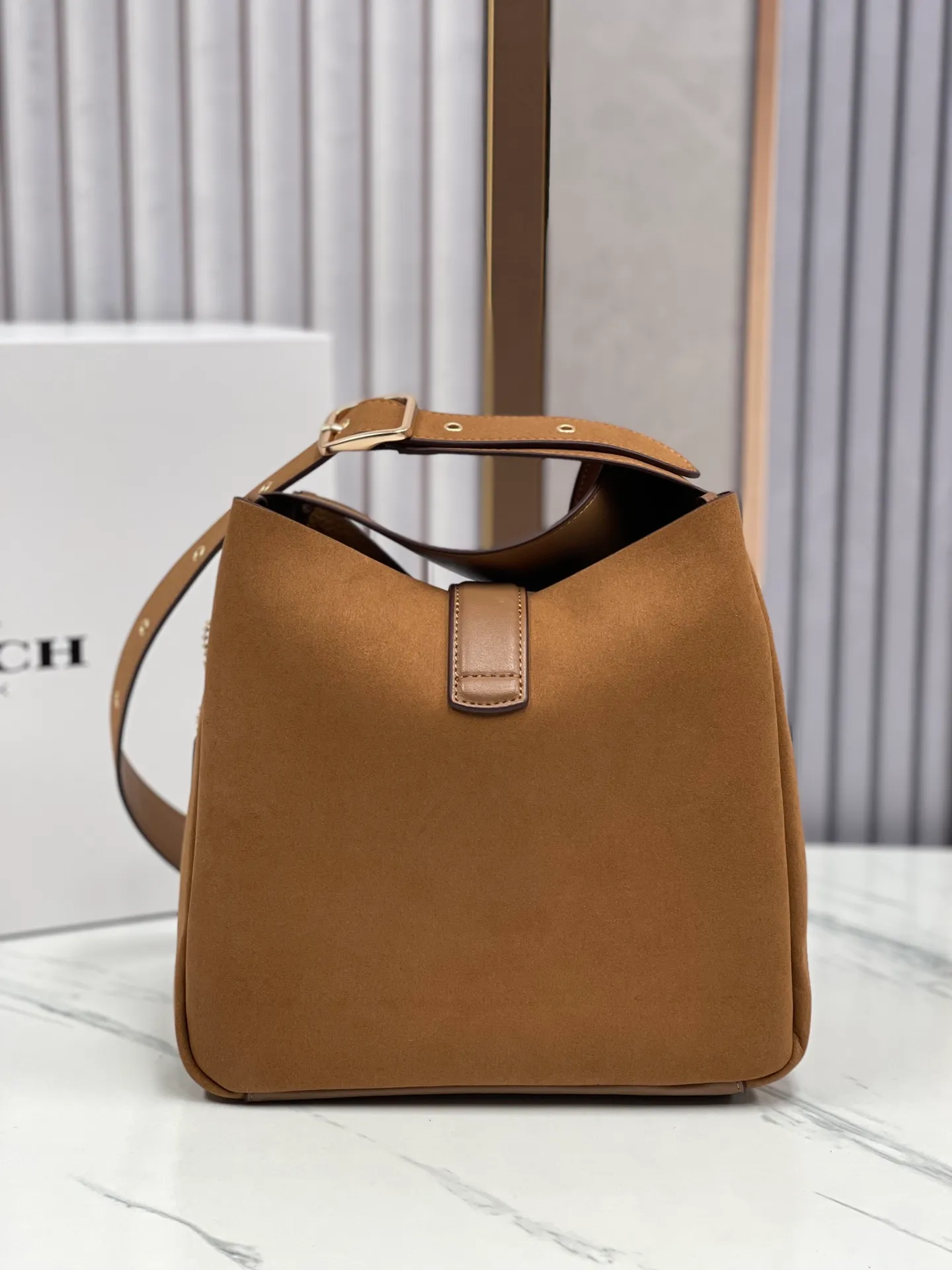 P400💰Coach’s October new product Hadley is simply amazing. Classic C print, fashionable and versatile. Whether it is carried on the shoulder or cross-body, you can easily control various styles. How can you miss such a good product? Hadley shoulder bag with deerskin model number: CW002 CW003 CW004 size: 25-22-8cm