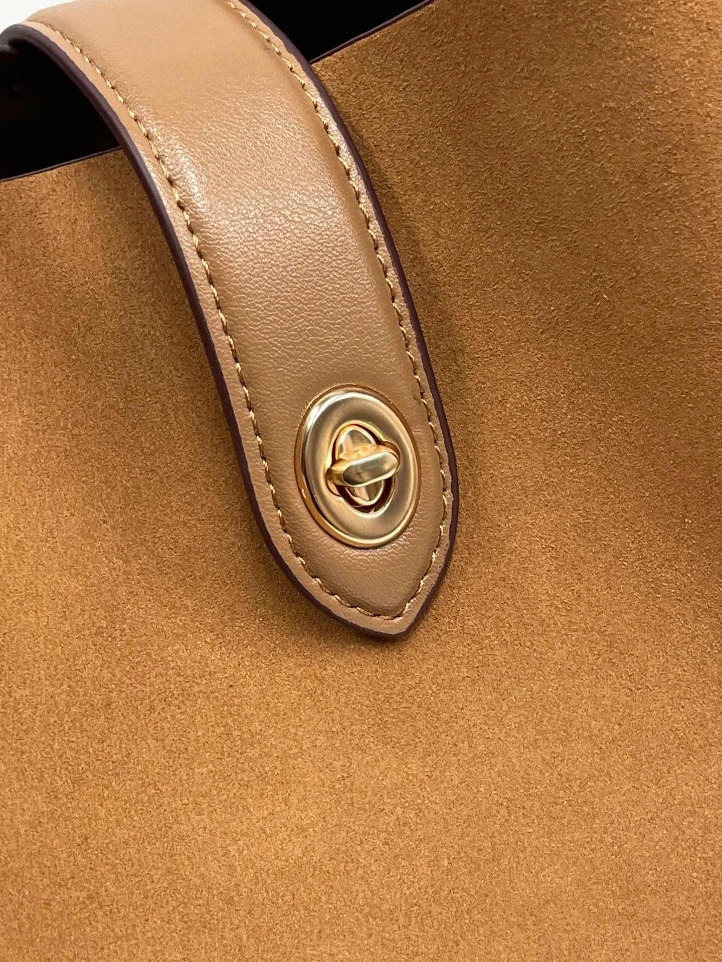 P400💰Coach’s October new product Hadley is simply amazing. Classic C print, fashionable and versatile. Whether it is carried on the shoulder or cross-body, you can easily control various styles. How can you miss such a good product? Hadley shoulder bag with deerskin model number: CW002 CW003 CW004 size: 25-22-8cm