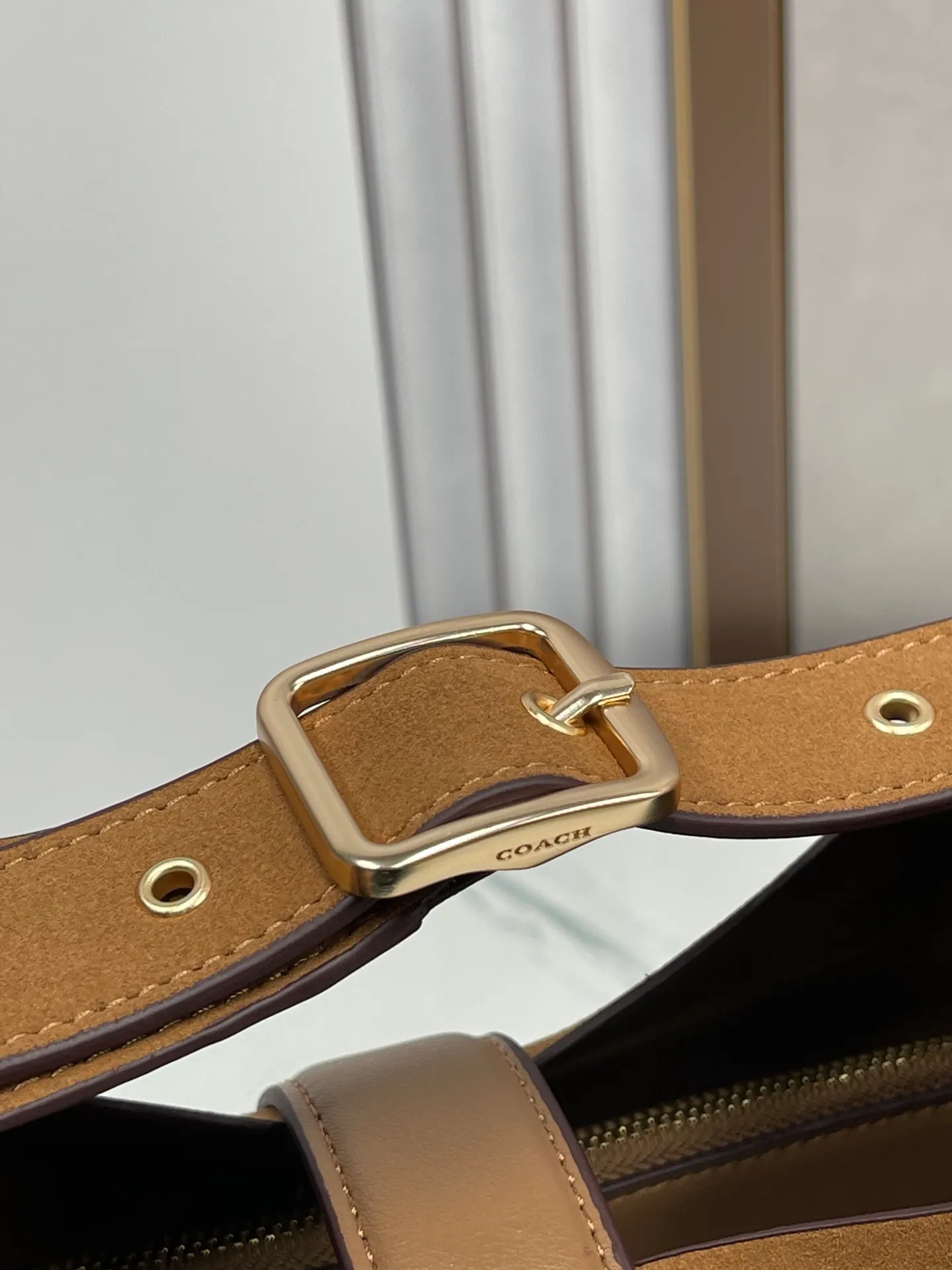 P400💰Coach’s October new product Hadley is simply amazing. Classic C print, fashionable and versatile. Whether it is carried on the shoulder or cross-body, you can easily control various styles. How can you miss such a good product? Hadley shoulder bag with deerskin model number: CW002 CW003 CW004 size: 25-22-8cm