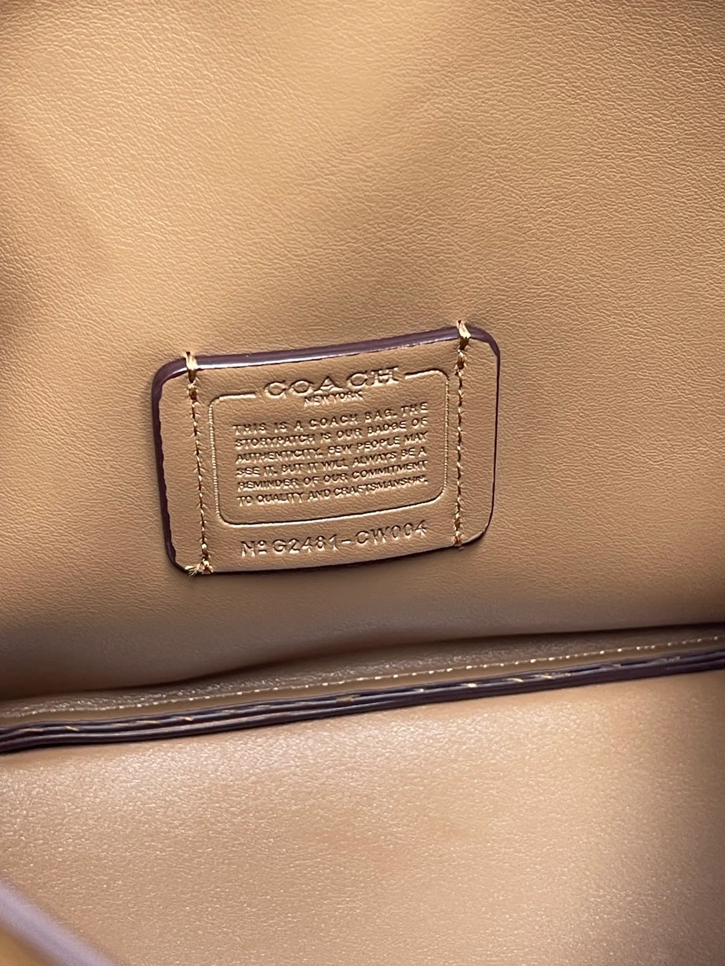 P400💰Coach’s October new product Hadley is simply amazing. Classic C print, fashionable and versatile. Whether it is carried on the shoulder or cross-body, you can easily control various styles. How can you miss such a good product? Hadley shoulder bag with deerskin model number: CW002 CW003 CW004 size: 25-22-8cm