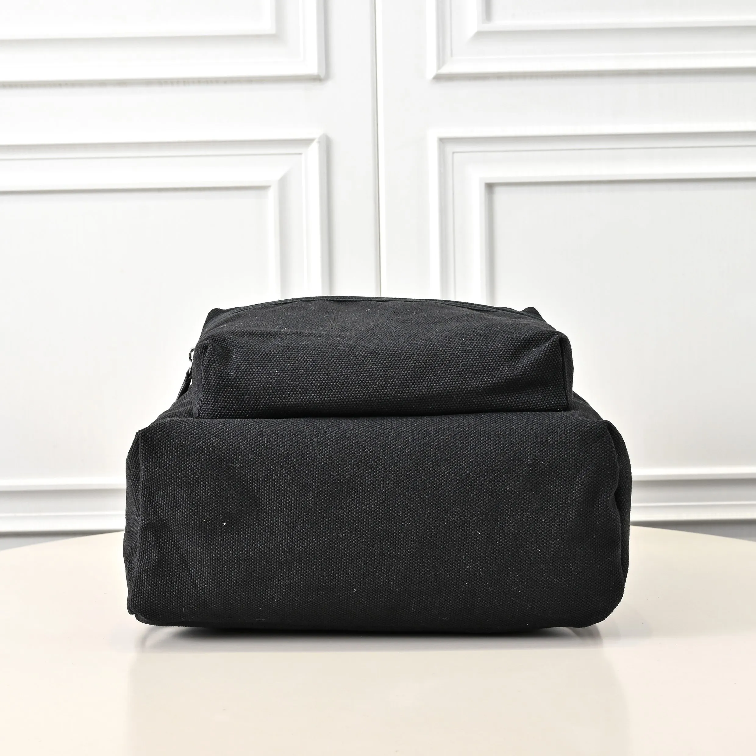 Can be carried by both men and women. Style number: CAM76 Size: 33*38.5*14cm