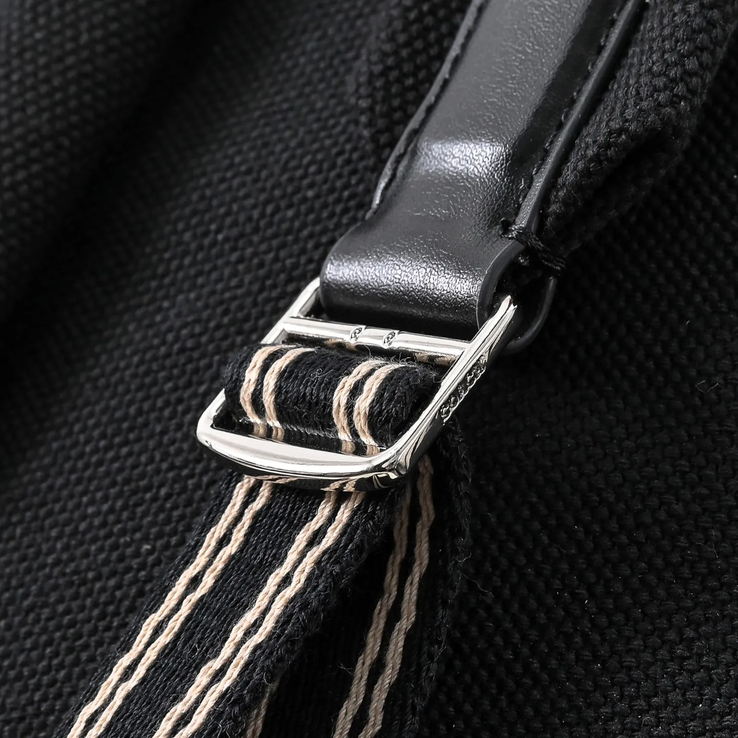 Can be carried by both men and women. Style number: CAM76 Size: 33*38.5*14cm