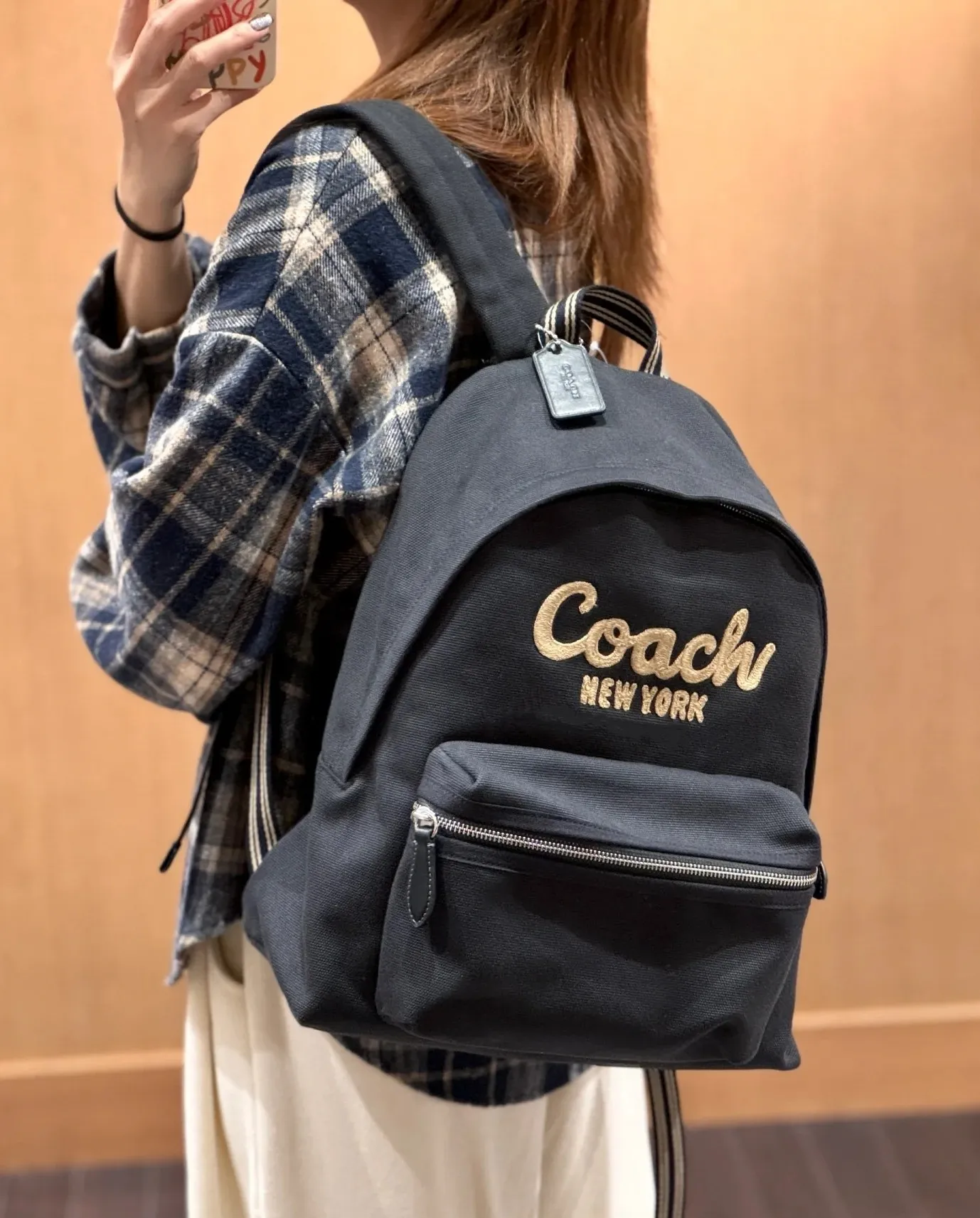 Can be carried by both men and women. Style number: CAM76 Size: 33*38.5*14cm