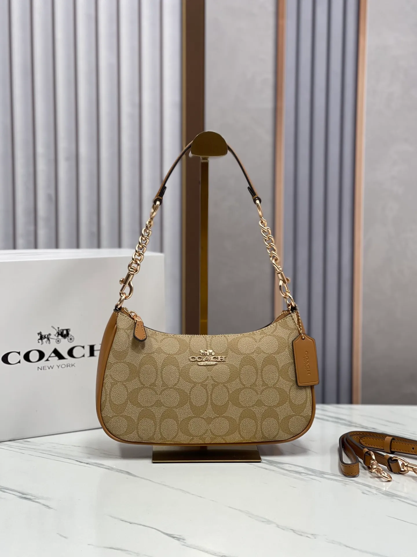 Top original order batch 380💰coach/Coach new color armpit bag new model in stock. Model CA548, 209, 173. C's Outlet women's bag color-blocked TERI shoulder bag. . DETAILS details Material: cow leather 2 credit card slots Built-in multi-function pocket Top zipper closure, fabric lining Detachable handle with vertical length of 21cm Detachable shoulder strap with vertical length of 58cm, can be used for shoulder or crossbody Dimensions: 24.5cm (length) × 15.5cm (height) 7.5cm (width),