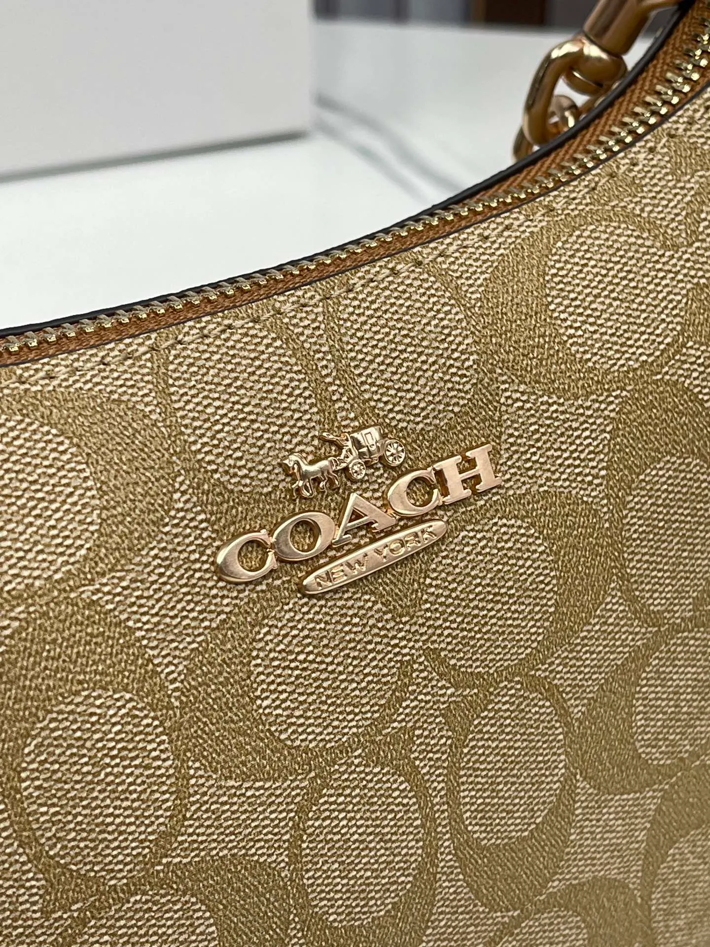 Top original order batch 380💰coach/Coach new color armpit bag new model in stock. Model CA548, 209, 173. C's Outlet women's bag color-blocked TERI shoulder bag. . DETAILS details Material: cow leather 2 credit card slots Built-in multi-function pocket Top zipper closure, fabric lining Detachable handle with vertical length of 21cm Detachable shoulder strap with vertical length of 58cm, can be used for shoulder or crossbody Dimensions: 24.5cm (length) × 15.5cm (height) 7.5cm (width),