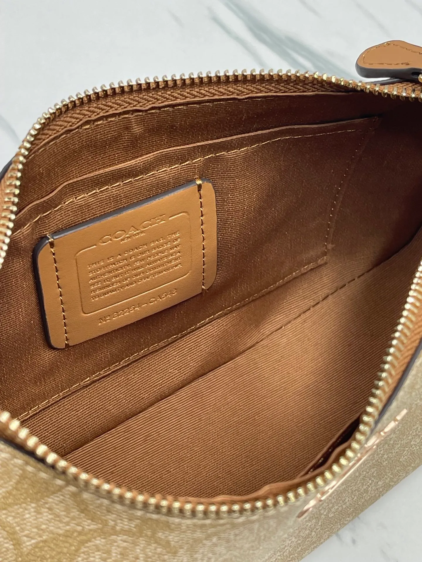 Top original order batch 380💰coach/Coach new color armpit bag new model in stock. Model CA548, 209, 173. C's Outlet women's bag color-blocked TERI shoulder bag. . DETAILS details Material: cow leather 2 credit card slots Built-in multi-function pocket Top zipper closure, fabric lining Detachable handle with vertical length of 21cm Detachable shoulder strap with vertical length of 58cm, can be used for shoulder or crossbody Dimensions: 24.5cm (length) × 15.5cm (height) 7.5cm (width),