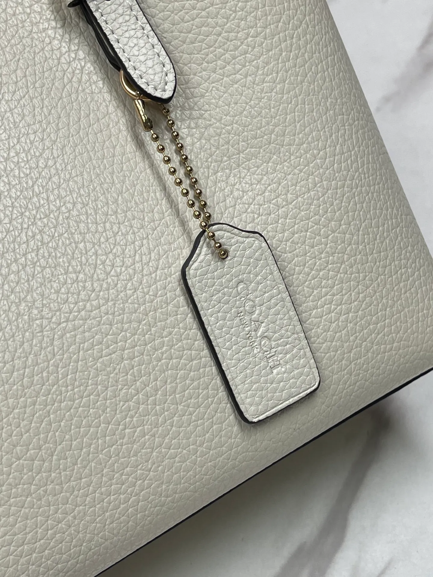 Top original order batch 400💰coach/Coach new model number: C4084 new [Mollie Tote 25] small size tote. But there is no shortage of compartments. The material is classic and durable. There are many ways to match it. It can be carried by hand, on the shoulder, or cross-body. Another popular style. Little sisters, get it now! New colors are being unlocked ~ Size: 25*19*11,