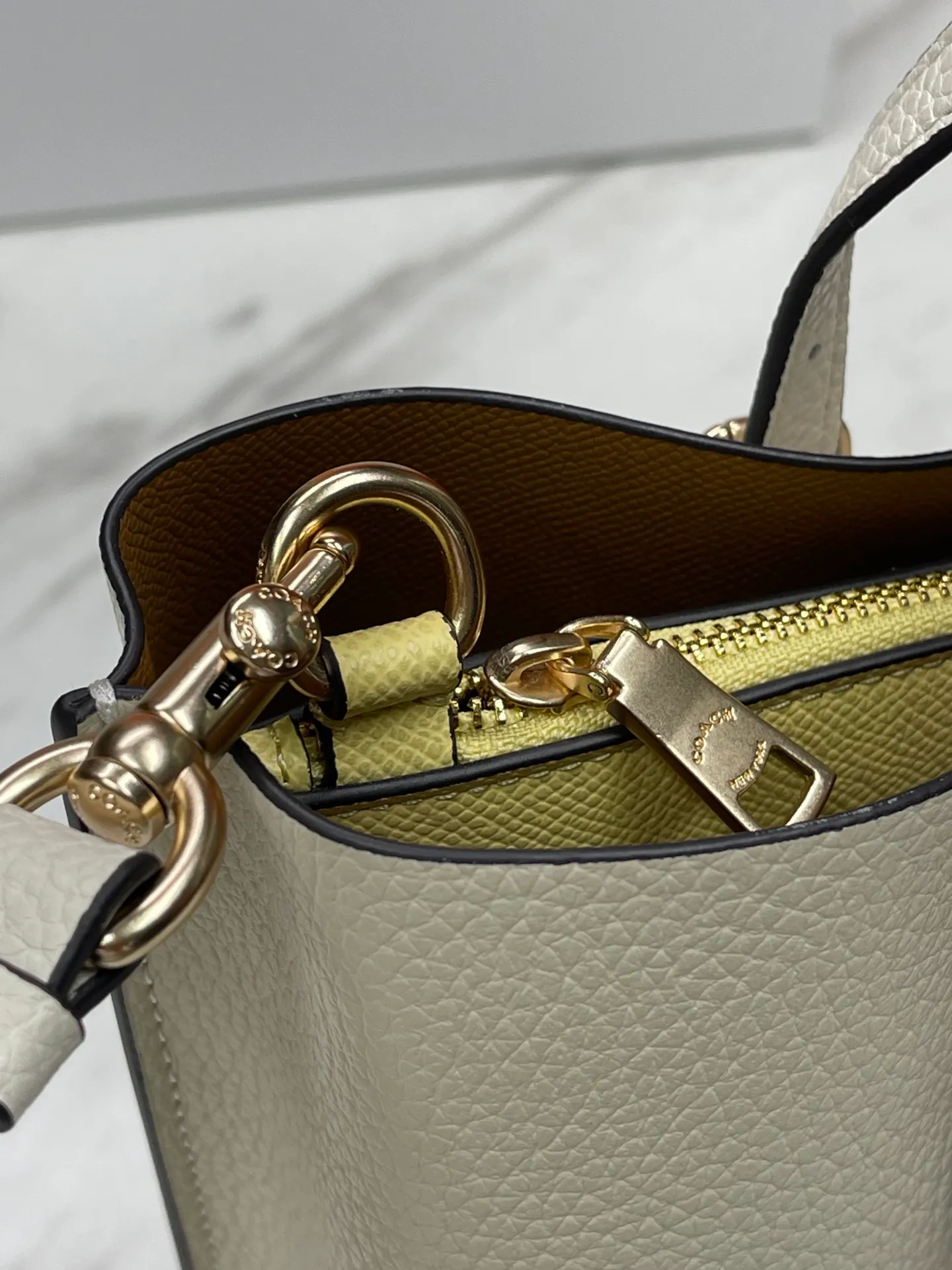Top original order batch 400💰coach/Coach new model number: C4084 new [Mollie Tote 25] small size tote. But there is no shortage of compartments. The material is classic and durable. There are many ways to match it. It can be carried by hand, on the shoulder, or cross-body. Another popular style. Little sisters, get it now! New colors are being unlocked ~ Size: 25*19*11,