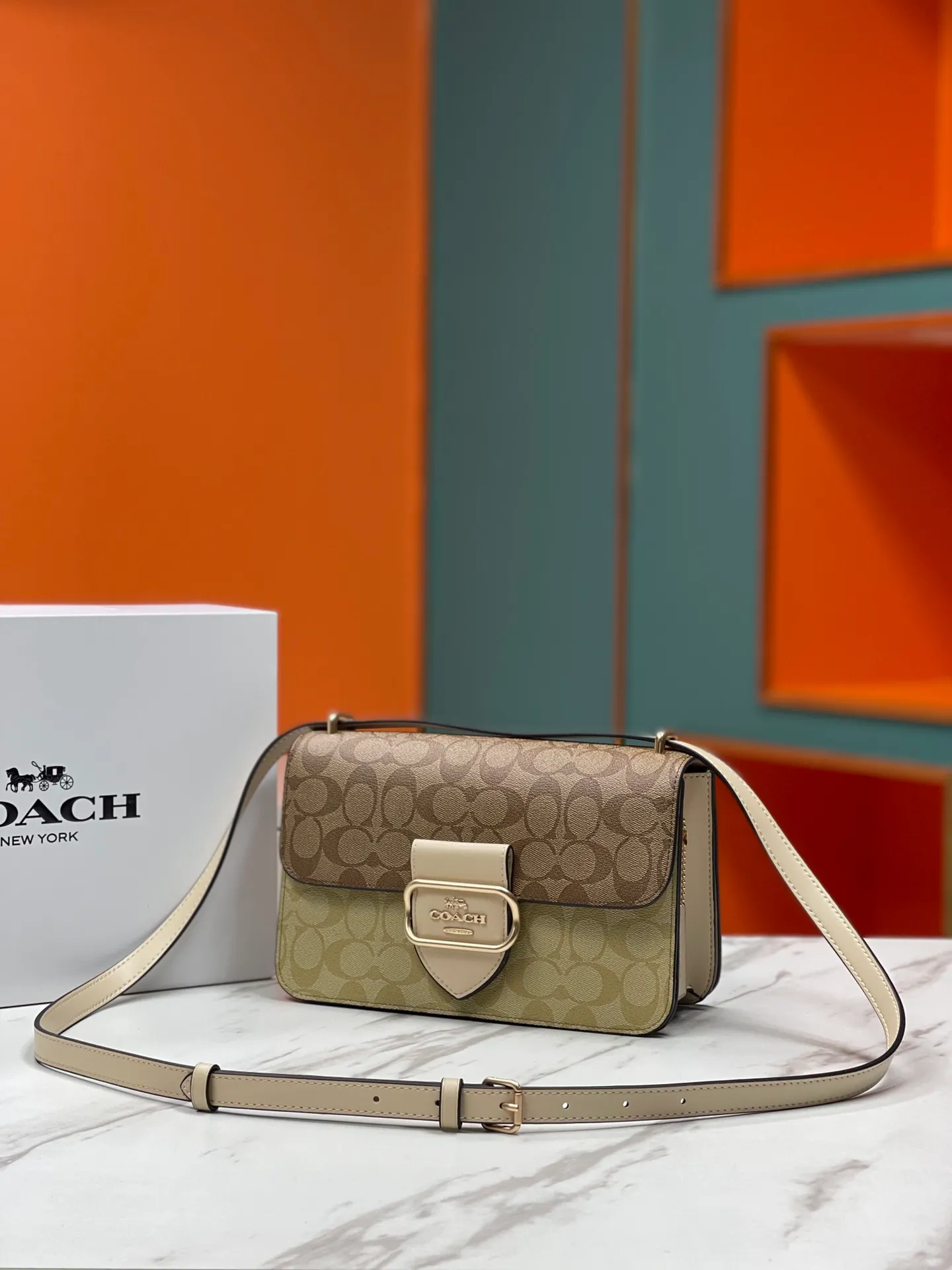 Top original order, batch 470💰coach/new model, latest 9🈷️new product model CM713 Morgan series is here. It is a must-have for gift giving. It is exquisite, compact and playful in the upper body. It is wear-resistant and scratch-resistant. The built-in compartment can accommodate a variety of personal belongings. Girls don’t have to worry about their belongings when going out. The shoulder strap can be adjusted diagonally or on one shoulder. Super practical. Size 25X16X7.5