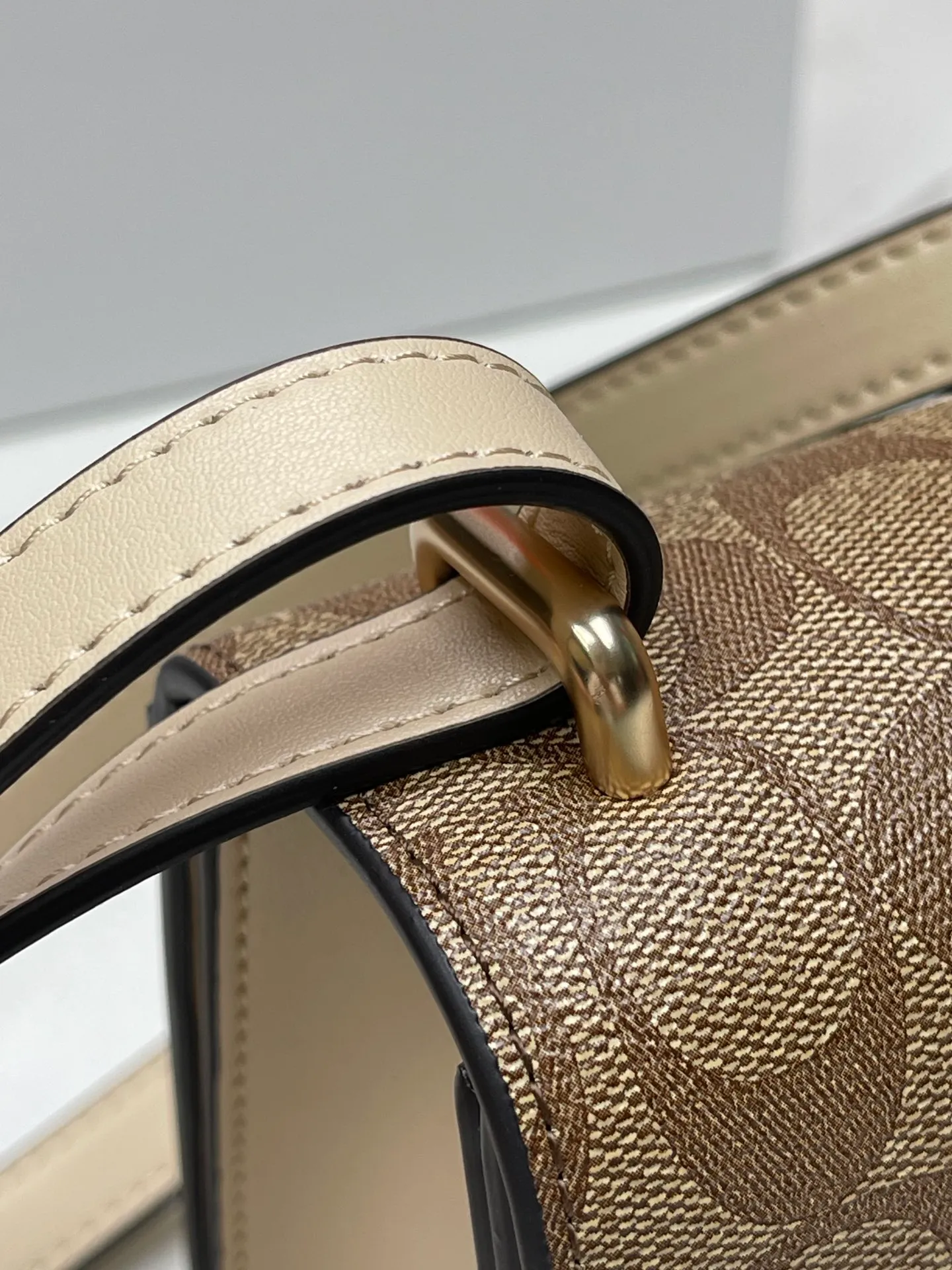Top original order, batch 470💰coach/new model, latest 9🈷️new product model CM713 Morgan series is here. It is a must-have for gift giving. It is exquisite, compact and playful in the upper body. It is wear-resistant and scratch-resistant. The built-in compartment can accommodate a variety of personal belongings. Girls don’t have to worry about their belongings when going out. The shoulder strap can be adjusted diagonally or on one shoulder. Super practical. Size 25X16X7.5