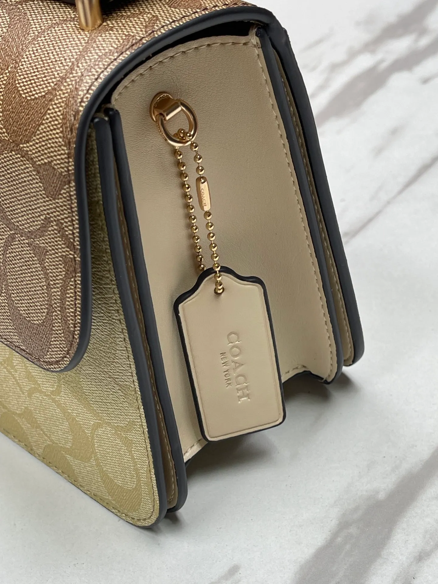 Top original order, batch 470💰coach/new model, latest 9🈷️new product model CM713 Morgan series is here. It is a must-have for gift giving. It is exquisite, compact and playful in the upper body. It is wear-resistant and scratch-resistant. The built-in compartment can accommodate a variety of personal belongings. Girls don’t have to worry about their belongings when going out. The shoulder strap can be adjusted diagonally or on one shoulder. Super practical. Size 25X16X7.5