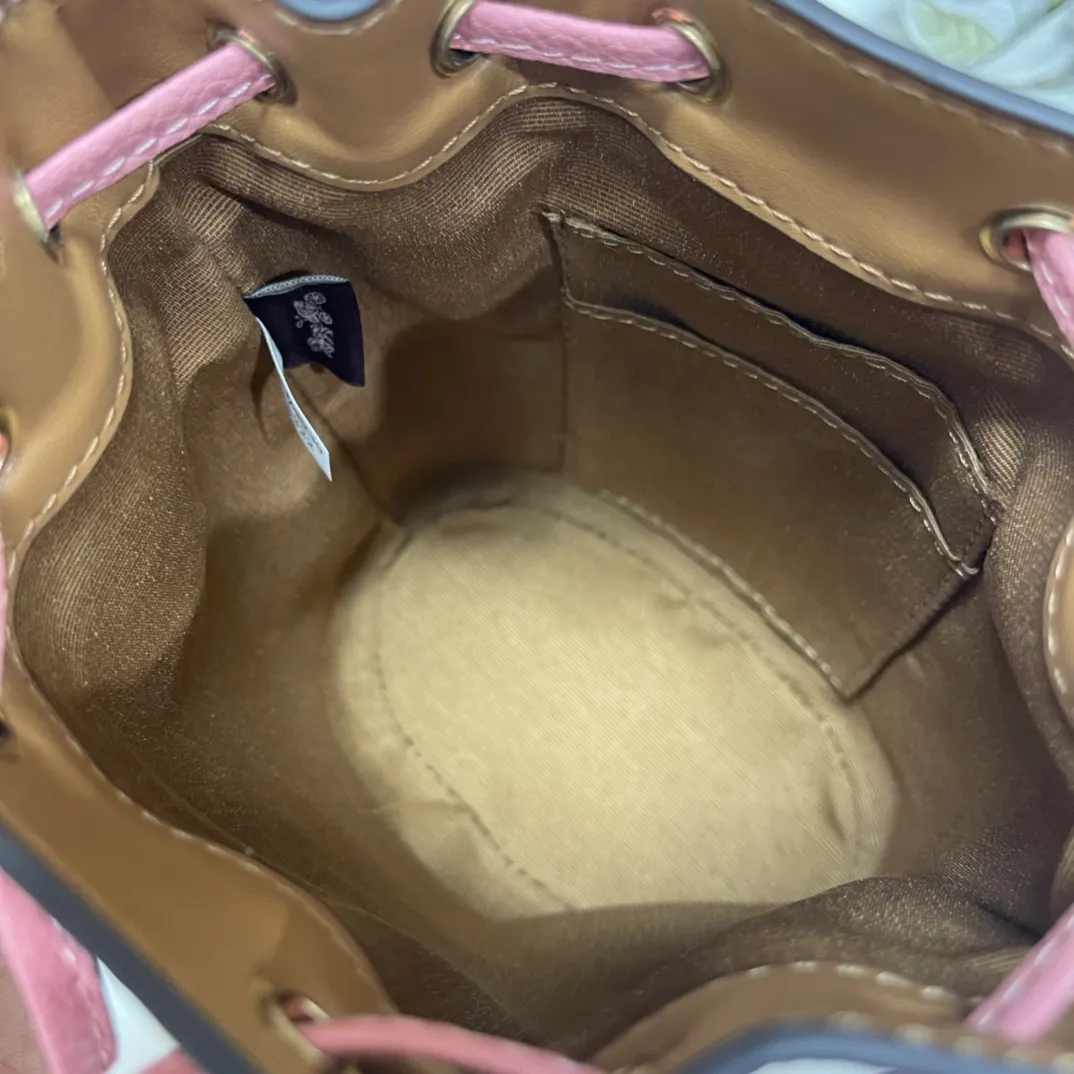 Top original order, batch 400💰coach/Coach new model, item number 8322, the latest mini macaron color bucket, the actual color is super beautiful, very compact, the capacity can also hold essential small items, this size is suitable for spring and summer wear, the back is cute and playful, super Q, the shoulder straps can be detached, you can wear it as you like ~ Size: 14X16.5X9
