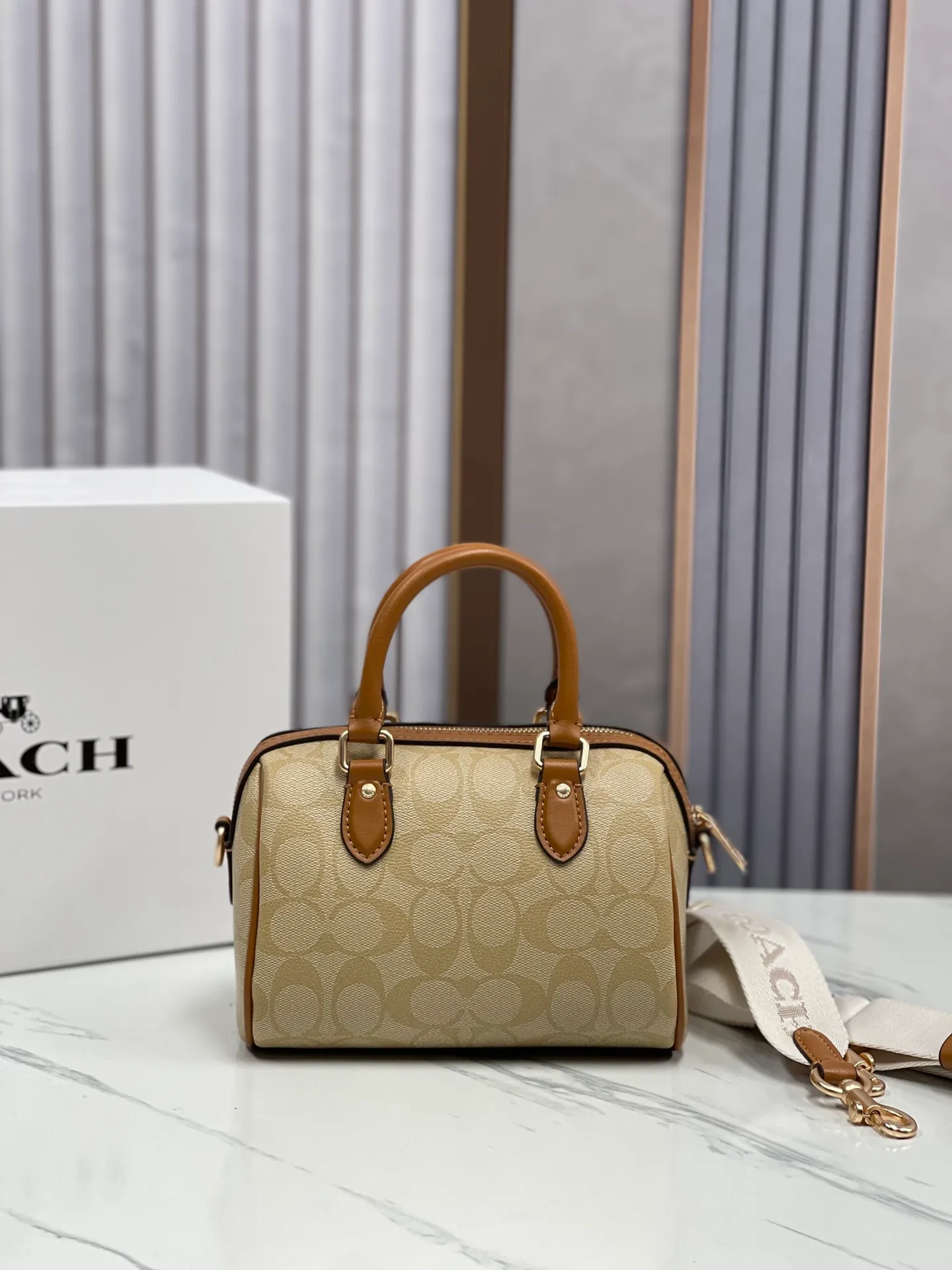 Batch 440💰COACH/Coach new model CR243 New product in March | Gentle milk tea contrasting color Mini Boston New product in March mini Rowan new color milk tea contrasting color iPhone Promax can be placed on the shoulder strap and can be adjusted cross-body. Good concave shape. Size 16.5/11.9.
