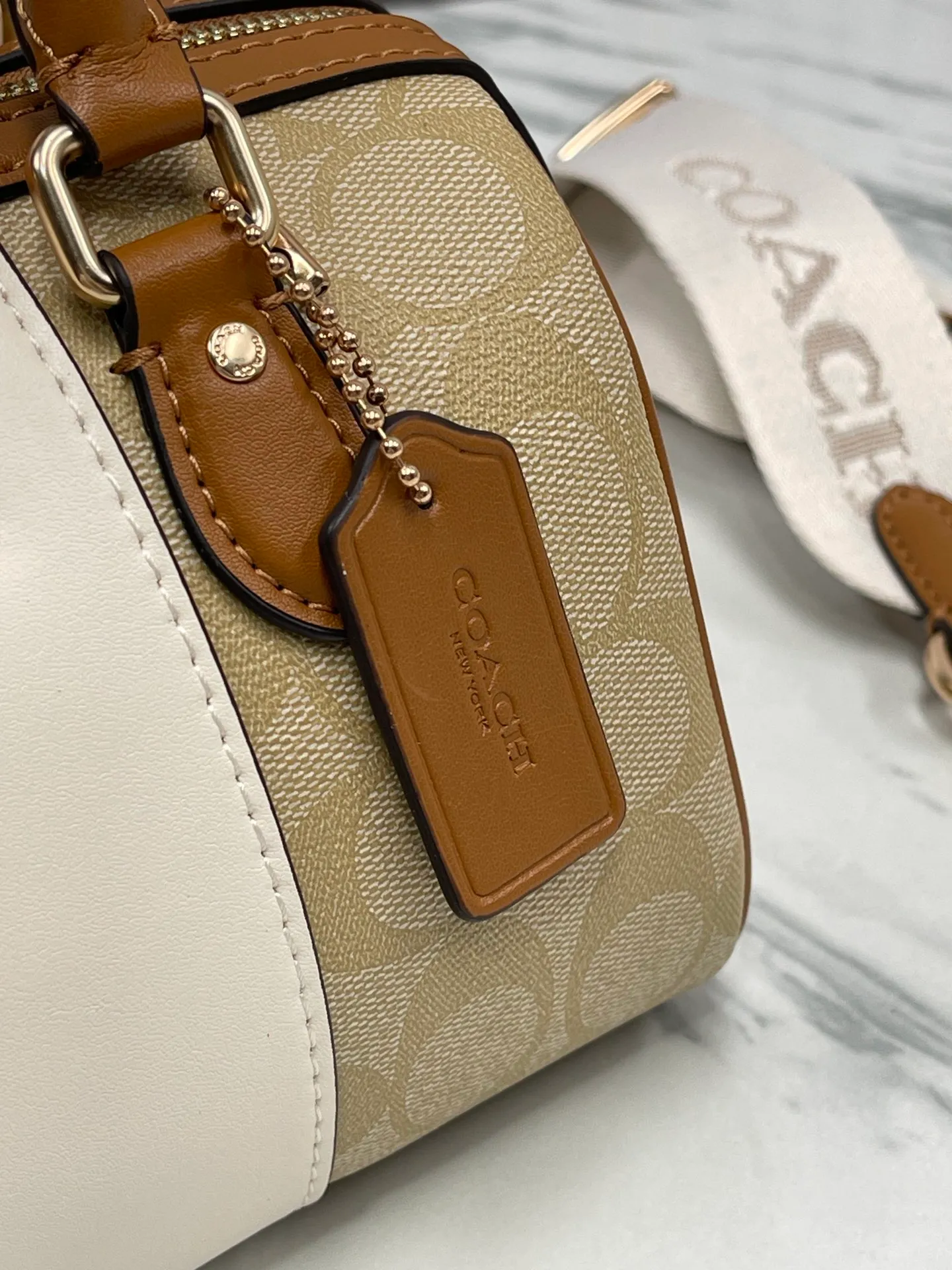 Batch 440💰COACH/Coach new model CR243 New product in March | Gentle milk tea contrasting color Mini Boston New product in March mini Rowan new color milk tea contrasting color iPhone Promax can be placed on the shoulder strap and can be adjusted cross-body. Good concave shape. Size 16.5/11.9.