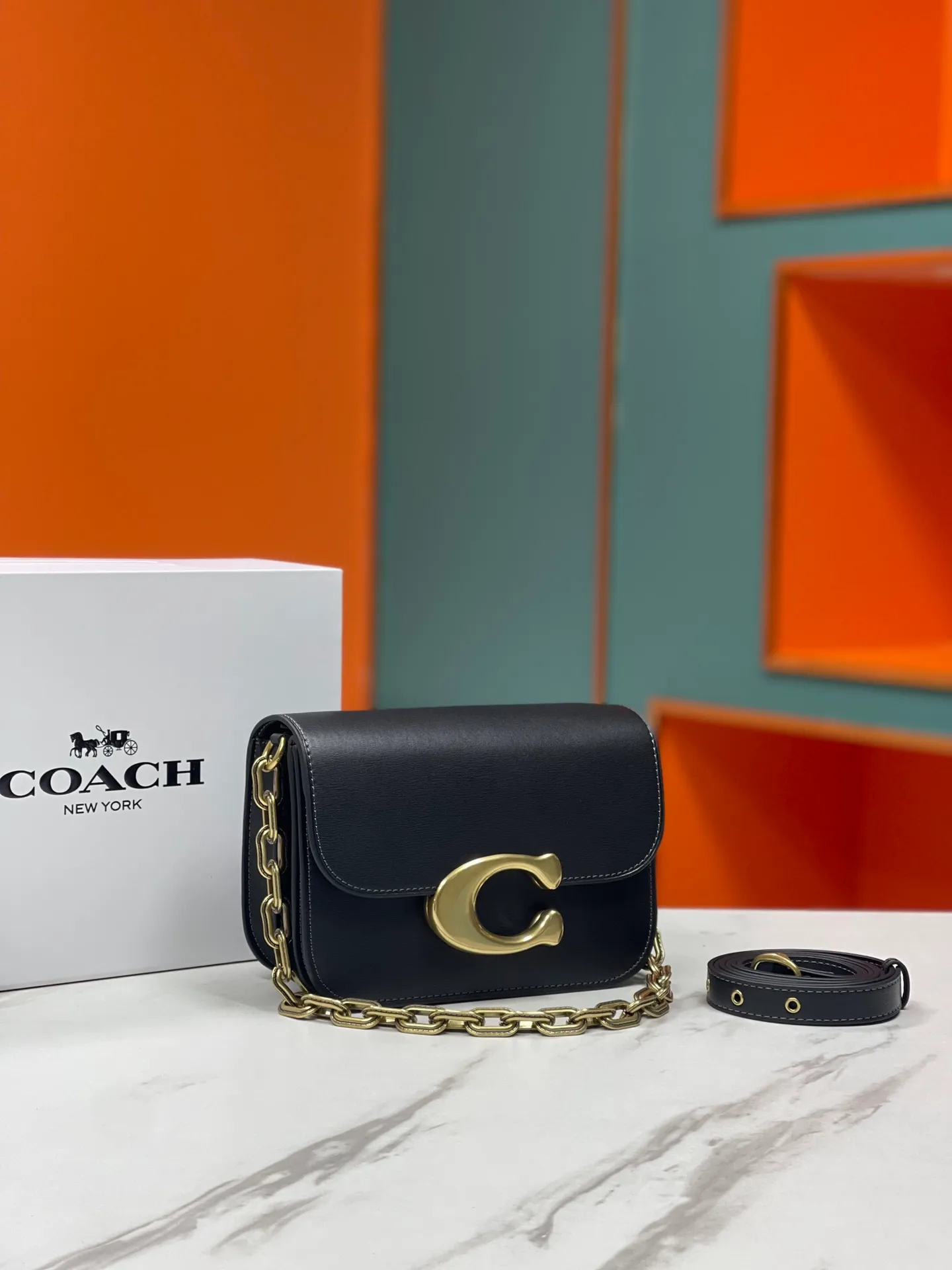 Top original order batch 580💃Coach’s latest crossbody bag💐 model CM587. The shoulder strap design has a full score of 100. The leather detachable shoulder strap is also equipped with a retro old chain + leather shoulder strap. The big brand logo C is particularly obvious. The accordion-style compartment is lined with three large compartments of Napa sheepskin and a zipper compartment. The texture is very good! #coach新的 #chain包 Size 21CM