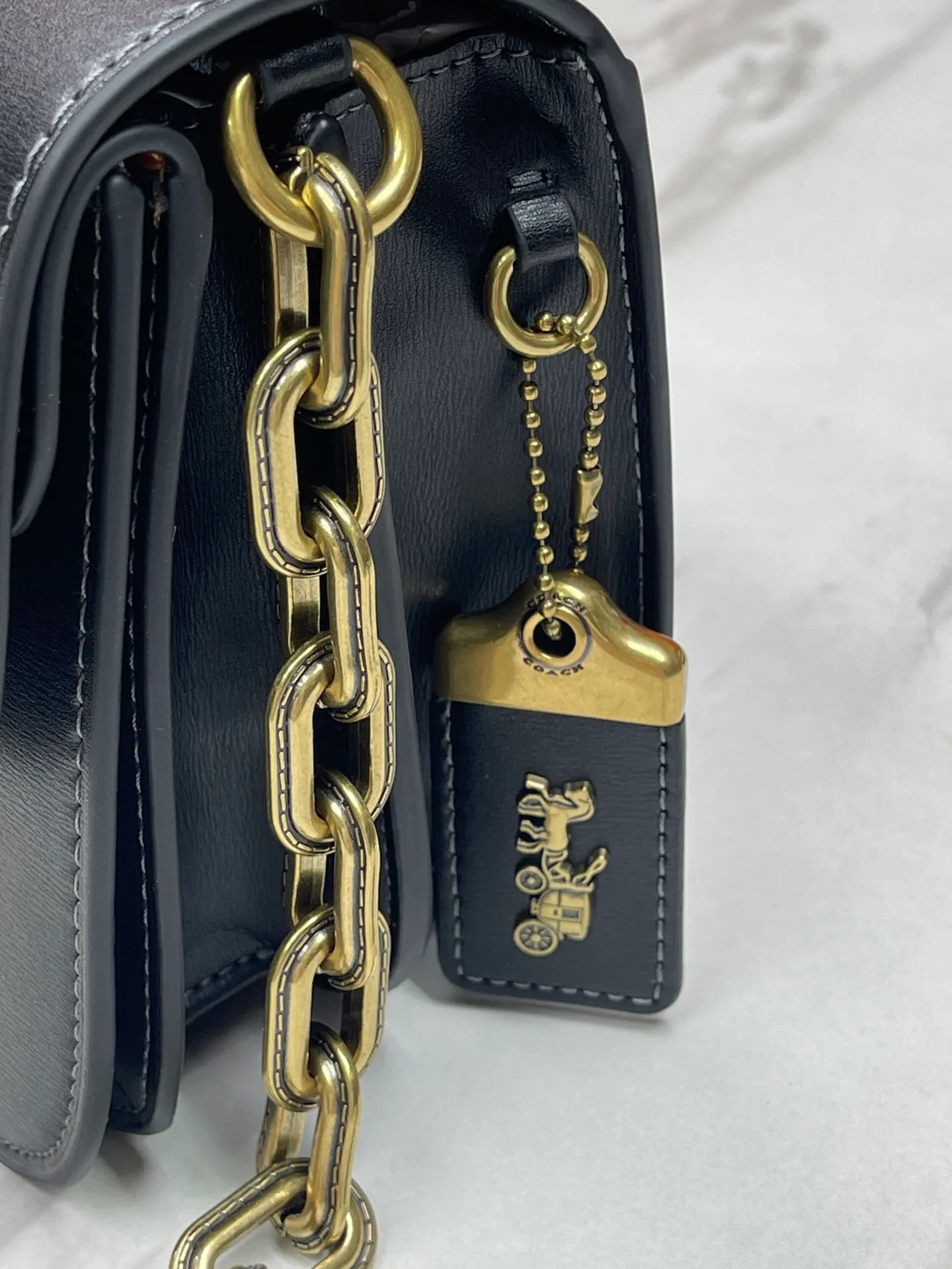 Top original order batch 580💃Coach’s latest crossbody bag💐 model CM587. The shoulder strap design has a full score of 100. The leather detachable shoulder strap is also equipped with a retro old chain + leather shoulder strap. The big brand logo C is particularly obvious. The accordion-style compartment is lined with three large compartments of Napa sheepskin and a zipper compartment. The texture is very good! #coach新的 #chain包 Size 21CM