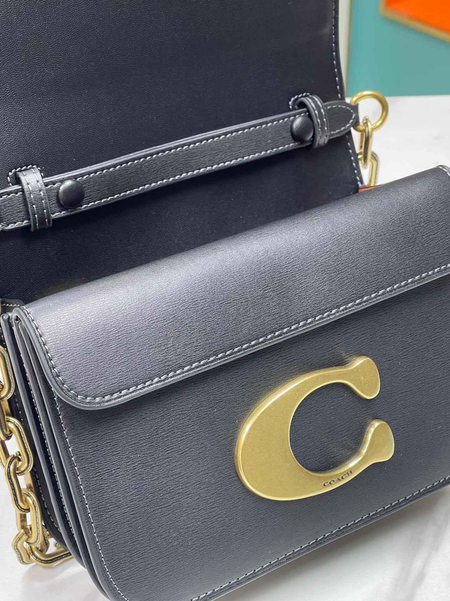 Top original order batch 580💃Coach’s latest crossbody bag💐 model CM587. The shoulder strap design has a full score of 100. The leather detachable shoulder strap is also equipped with a retro old chain + leather shoulder strap. The big brand logo C is particularly obvious. The accordion-style compartment is lined with three large compartments of Napa sheepskin and a zipper compartment. The texture is very good! #coach新的 #chain包 Size 21CM