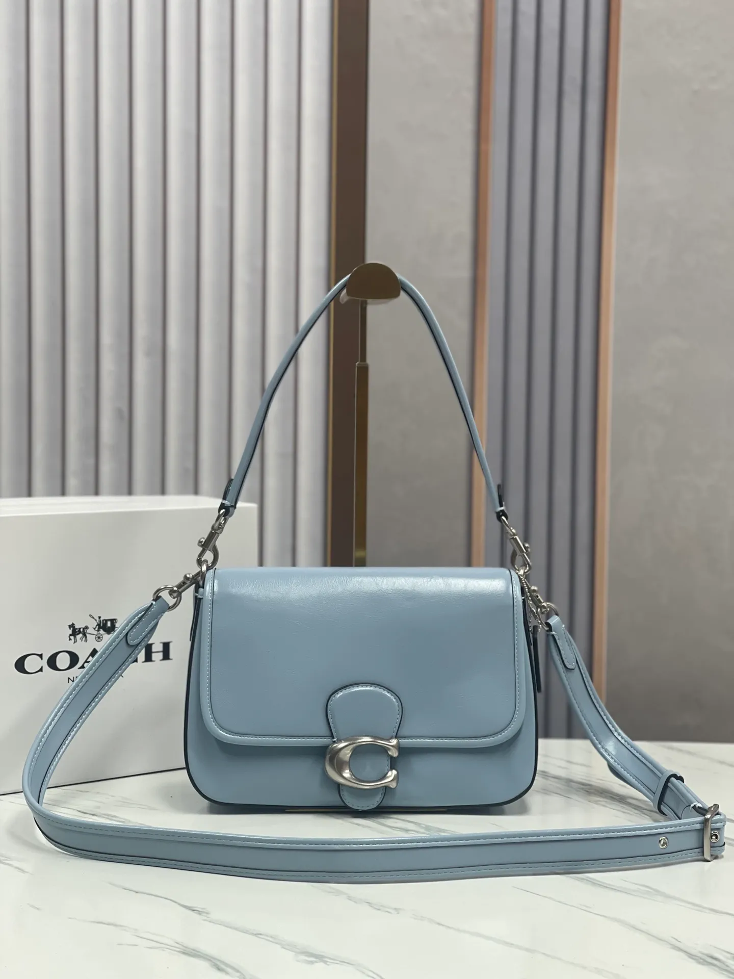 Batch 480💰coach/Coach new model CR653 New product Soft Tabby So many of them are my favorite ~ Retro style. Oil wax leather has always been the current popular style. This model perfectly interprets the French retro romance. It has 2 shoulder straps, both of which can be freely detached. The short shoulder strap can be used as an armpit bag or a handbag. It is very suitable for any style. The built-in capacity is super enough! The key is this color matching, Juejuezi is a versatile classic. Size: 26*15*8.5 cm.