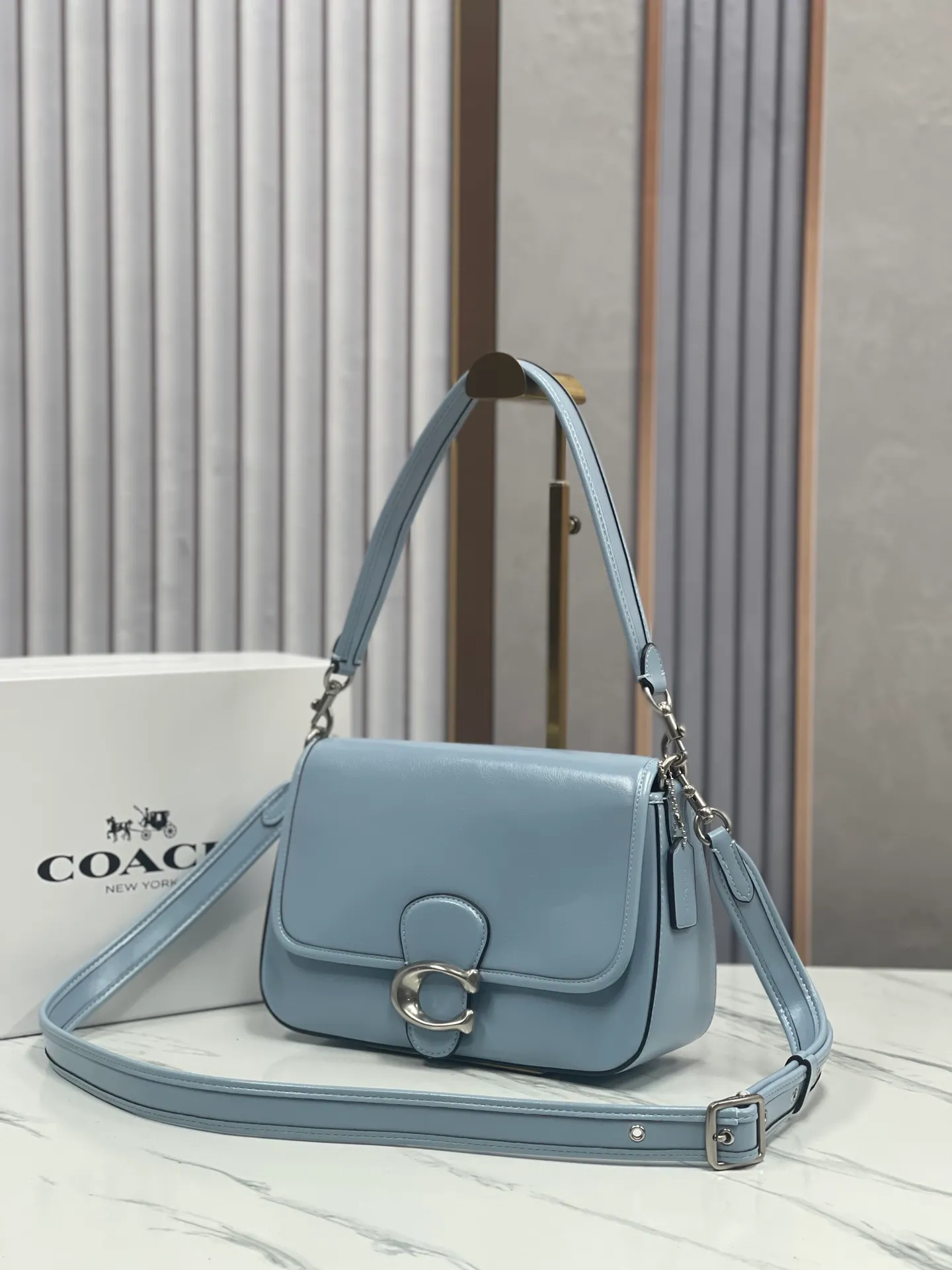 Batch 480💰coach/Coach new model CR653 New product Soft Tabby So many of them are my favorite ~ Retro style. Oil wax leather has always been the current popular style. This model perfectly interprets the French retro romance. It has 2 shoulder straps, both of which can be freely detached. The short shoulder strap can be used as an armpit bag or a handbag. It is very suitable for any style. The built-in capacity is super enough! The key is this color matching, Juejuezi is a versatile classic. Size: 26*15*8.5 cm.