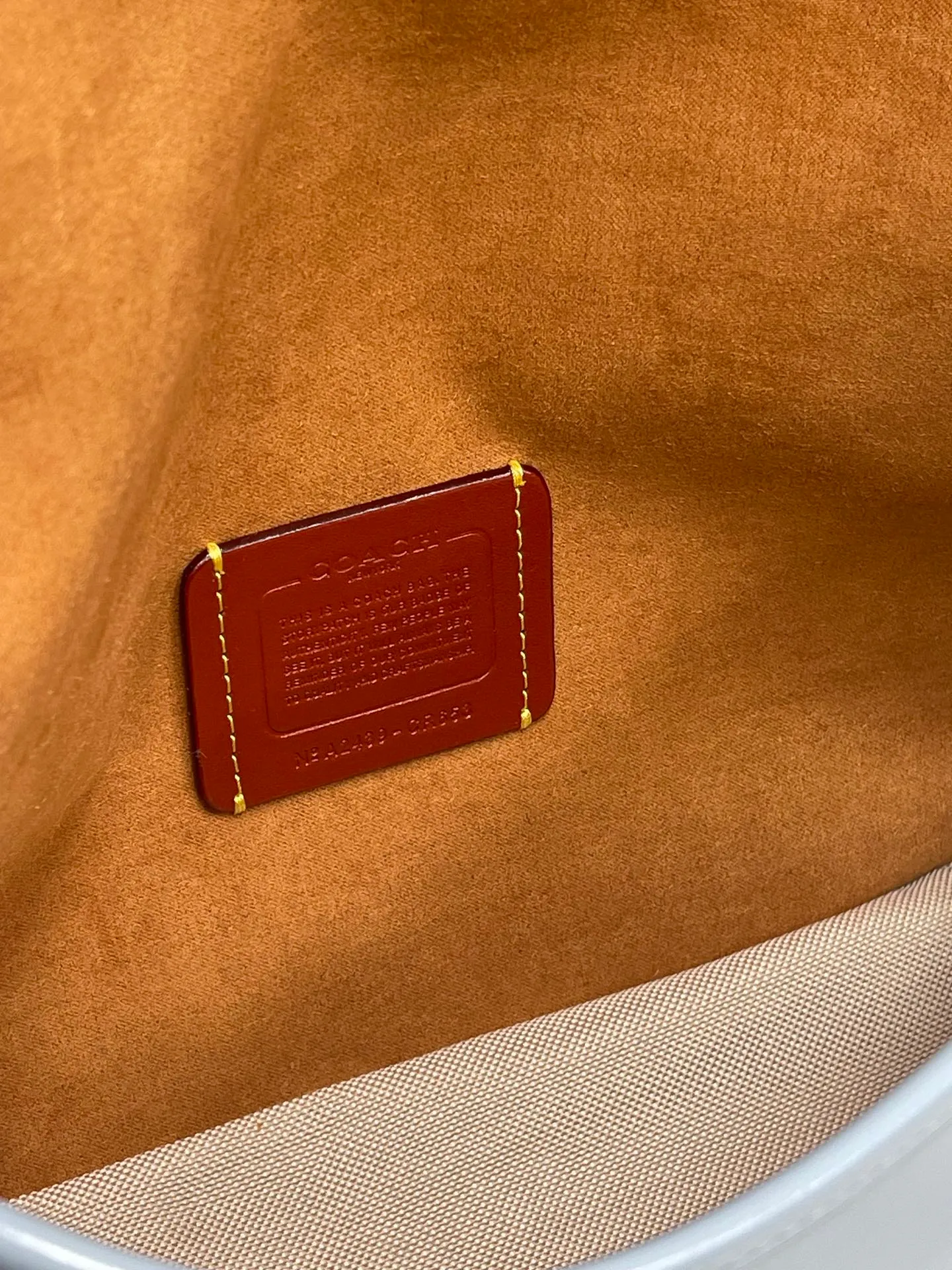 Batch 480💰coach/Coach new model CR653 New product Soft Tabby So many of them are my favorite ~ Retro style. Oil wax leather has always been the current popular style. This model perfectly interprets the French retro romance. It has 2 shoulder straps, both of which can be freely detached. The short shoulder strap can be used as an armpit bag or a handbag. It is very suitable for any style. The built-in capacity is super enough! The key is this color matching, Juejuezi is a versatile classic. Size: 26*15*8.5 cm.