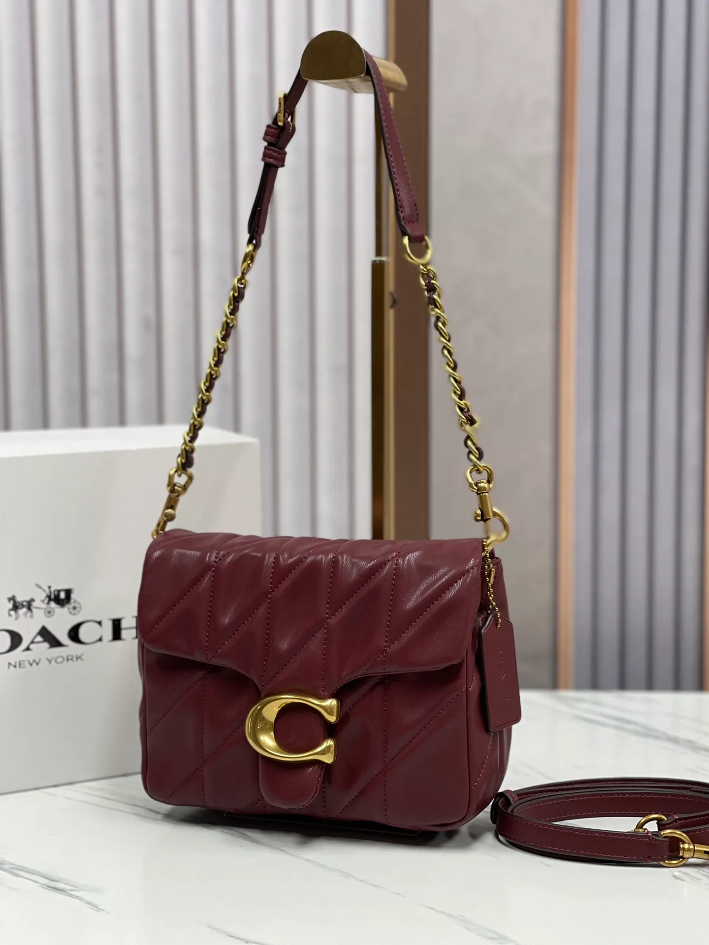 P480💰Coach’s new Square Tabby20 is retro and high-end, with a sheepskin texture. Square shoulder crossbody chain women's bag CW629, size 21×16×7. white black emerald new burgundy