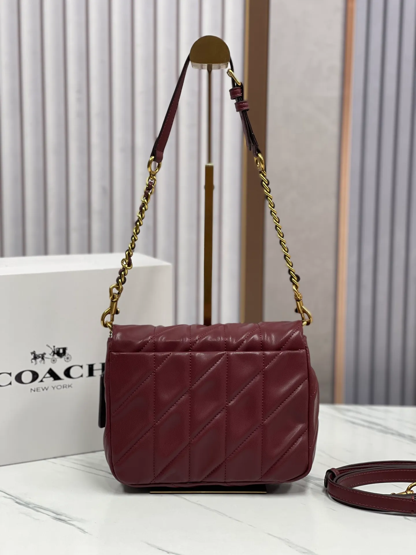P480💰Coach’s new Square Tabby20 is retro and high-end, with a sheepskin texture. Square shoulder crossbody chain women's bag CW629, size 21×16×7. white black emerald new burgundy