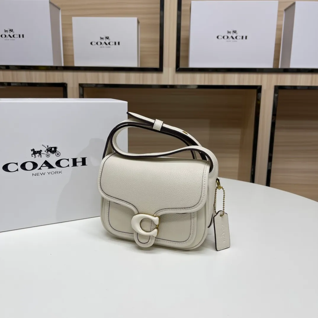 Top original order batch 460💰coach/Coach new model CJ846 CK019 CK020 Ck955 Tabby Messenger Retro and cute, a bit like a saddle bag, made of cowhide, soft and plump. The body of the bag is full of youthful vitality. It is compact, but has a lot of space. There is also a small button bag in the front that can be used as a small item. It is a bag that combines beauty and practicality. White, refreshing and clean Size: 19*14*7