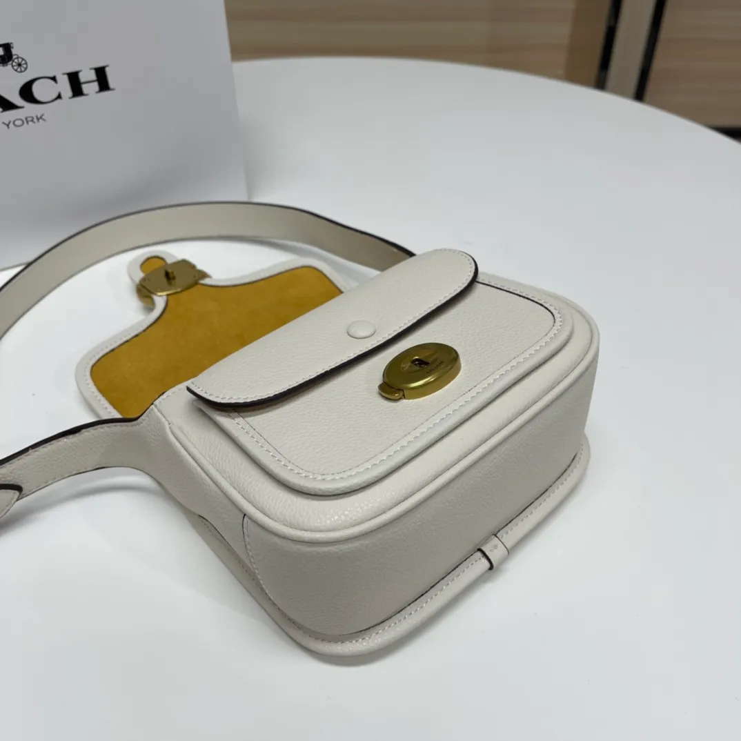 Top original order batch 460💰coach/Coach new model CJ846 CK019 CK020 Ck955 Tabby Messenger Retro and cute, a bit like a saddle bag, made of cowhide, soft and plump. The body of the bag is full of youthful vitality. It is compact, but has a lot of space. There is also a small button bag in the front that can be used as a small item. It is a bag that combines beauty and practicality. White, refreshing and clean Size: 19*14*7