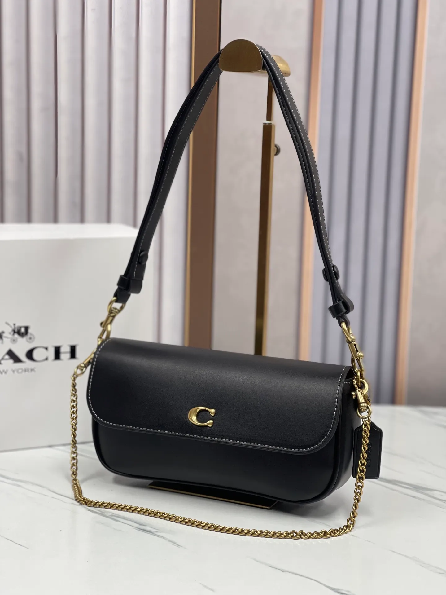 Batch 380¥💰Coach/Coach new model, CAN90 CAN91 CAN92 Brook Chain bag is a lightweight and attractive baguette bag. It is a practical small bag with clamshell design and strong privacy. There is also a large zipper layer in the bag. Metal chain and leather, with two shoulder straps, it is very convenient. The four colors are all attractive. Size 23-12-4,