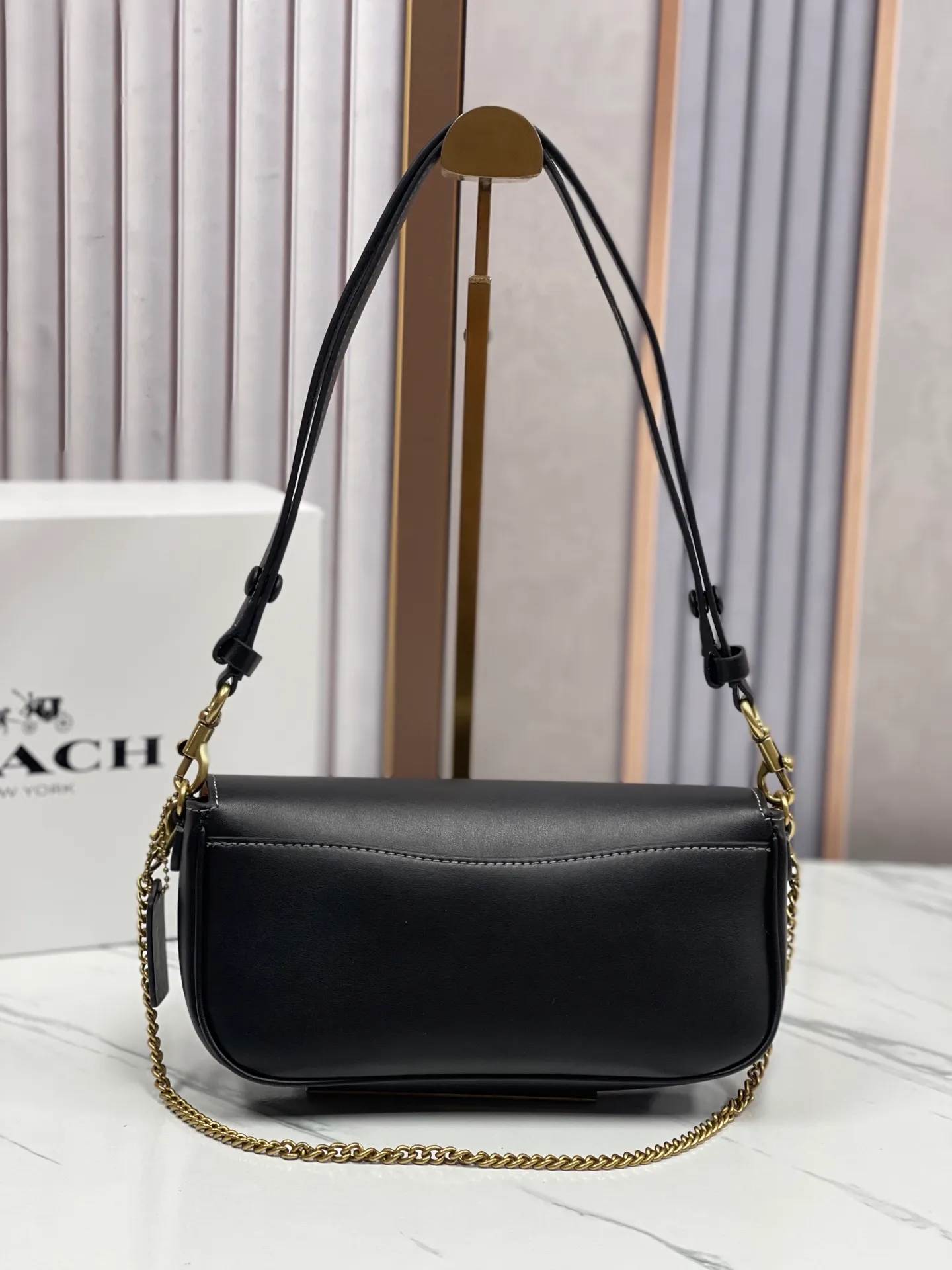 Batch 380¥💰Coach/Coach new model, CAN90 CAN91 CAN92 Brook Chain bag is a lightweight and attractive baguette bag. It is a practical small bag with clamshell design and strong privacy. There is also a large zipper layer in the bag. Metal chain and leather, with two shoulder straps, it is very convenient. The four colors are all attractive. Size 23-12-4,