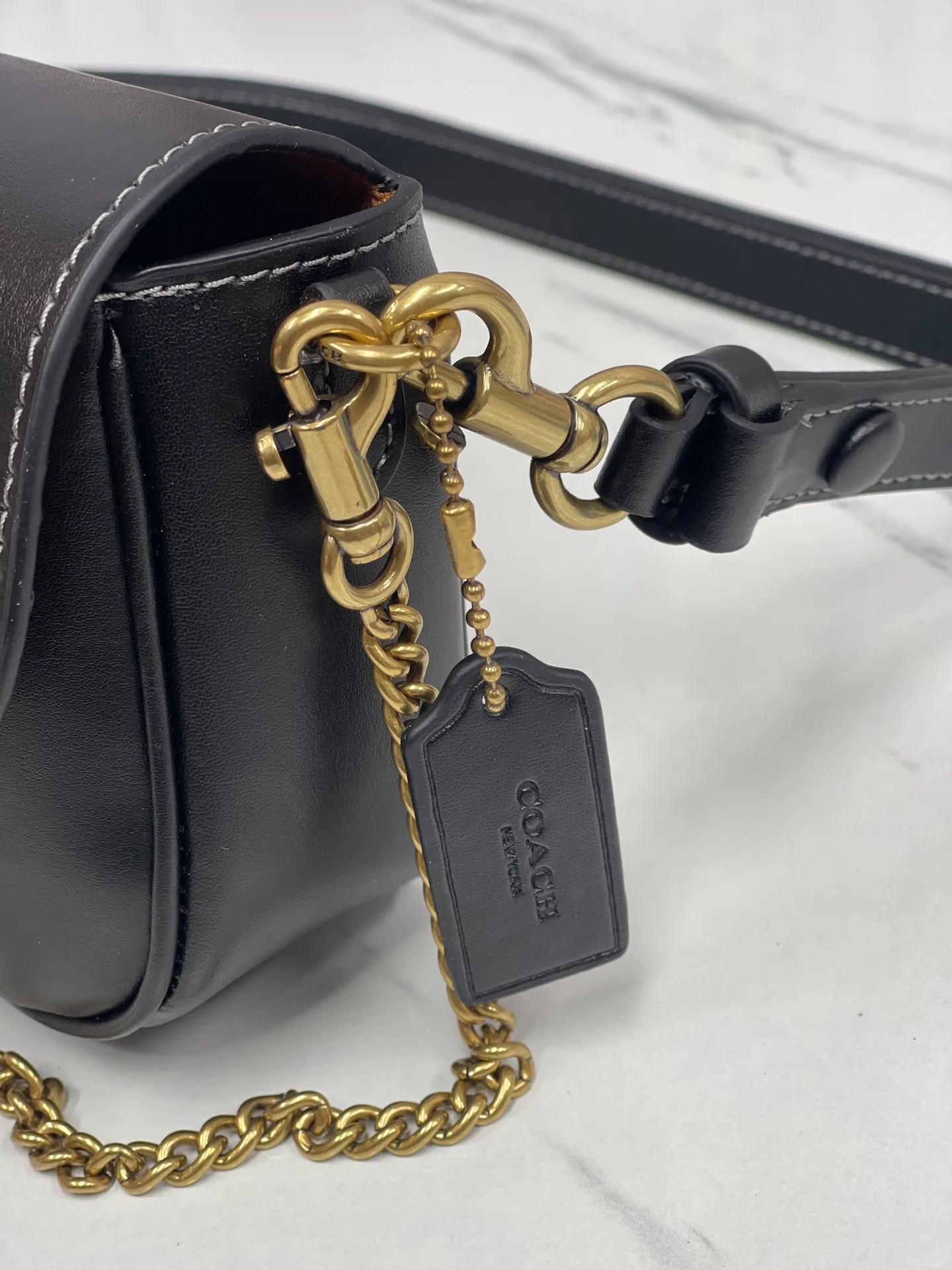 Batch 380¥💰Coach/Coach new model, CAN90 CAN91 CAN92 Brook Chain bag is a lightweight and attractive baguette bag. It is a practical small bag with clamshell design and strong privacy. There is also a large zipper layer in the bag. Metal chain and leather, with two shoulder straps, it is very convenient. The four colors are all attractive. Size 23-12-4,