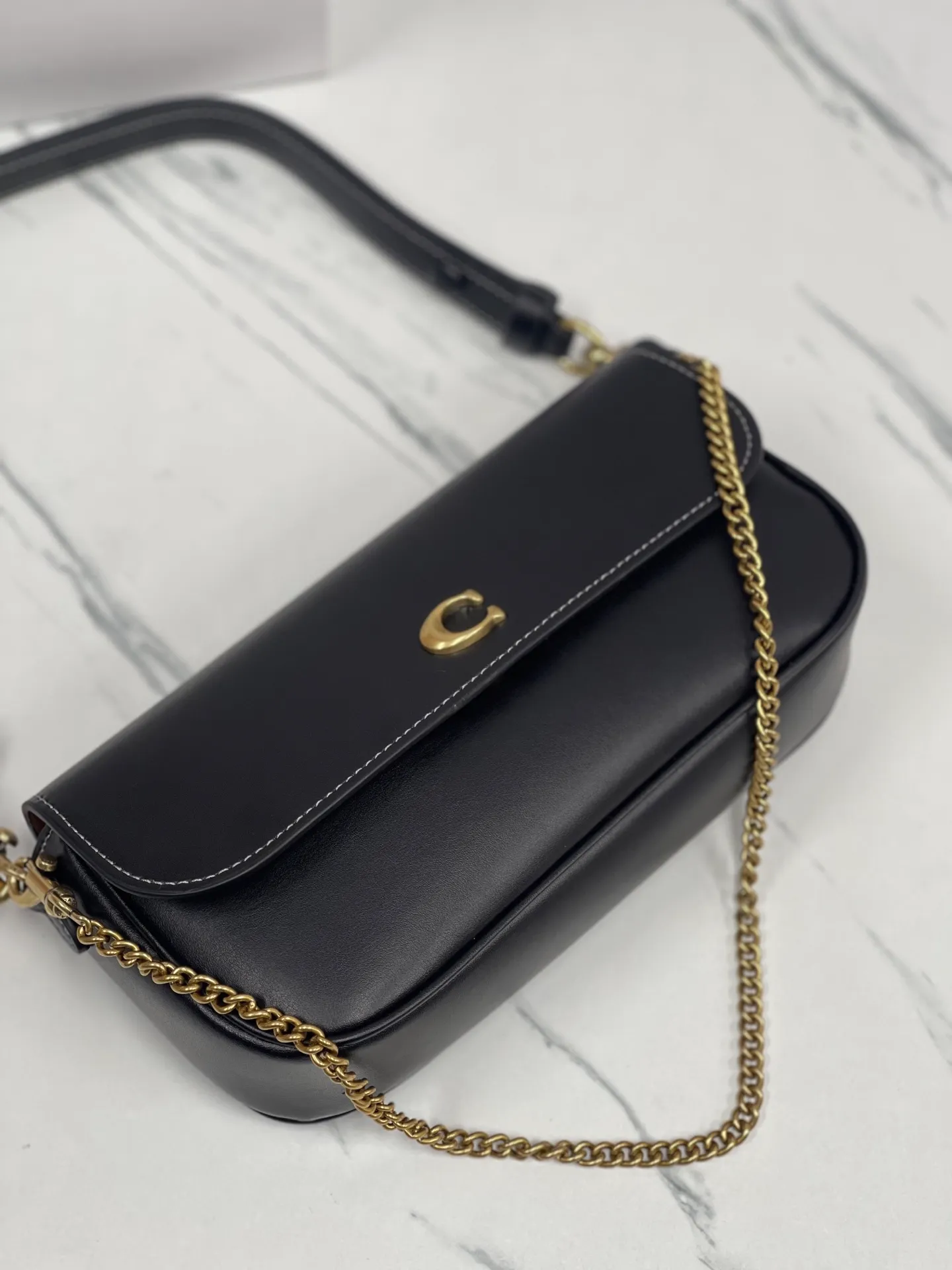 Batch 380¥💰Coach/Coach new model, CAN90 CAN91 CAN92 Brook Chain bag is a lightweight and attractive baguette bag. It is a practical small bag with clamshell design and strong privacy. There is also a large zipper layer in the bag. Metal chain and leather, with two shoulder straps, it is very convenient. The four colors are all attractive. Size 23-12-4,