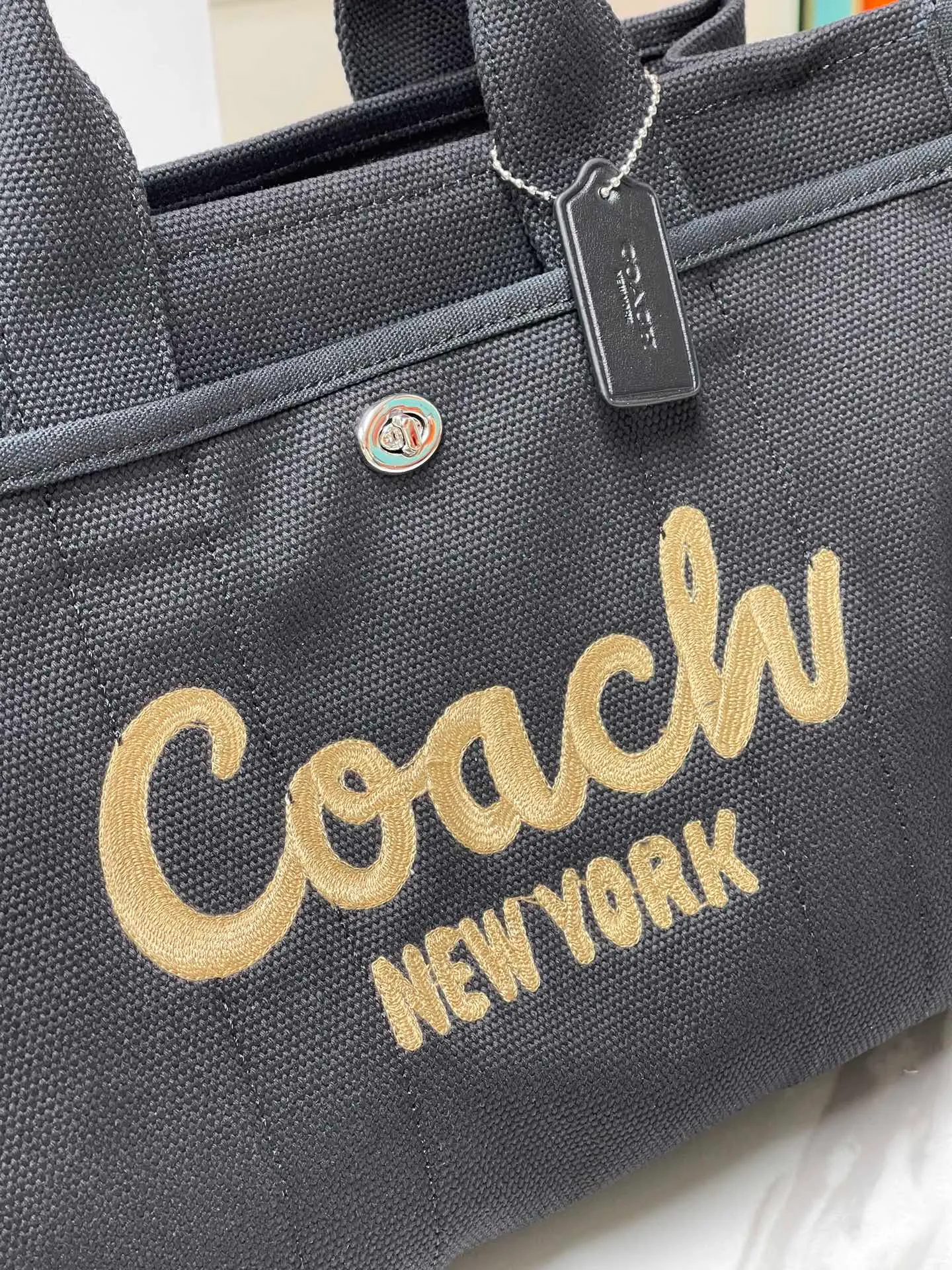 Batch 480💰Coach’s January new model CP416 cargo tote bag is a must-have for commuting. It meets daily needs. Exquisite letter embroidery texture and full closed zipper design, very safe√Size: 33X24X14