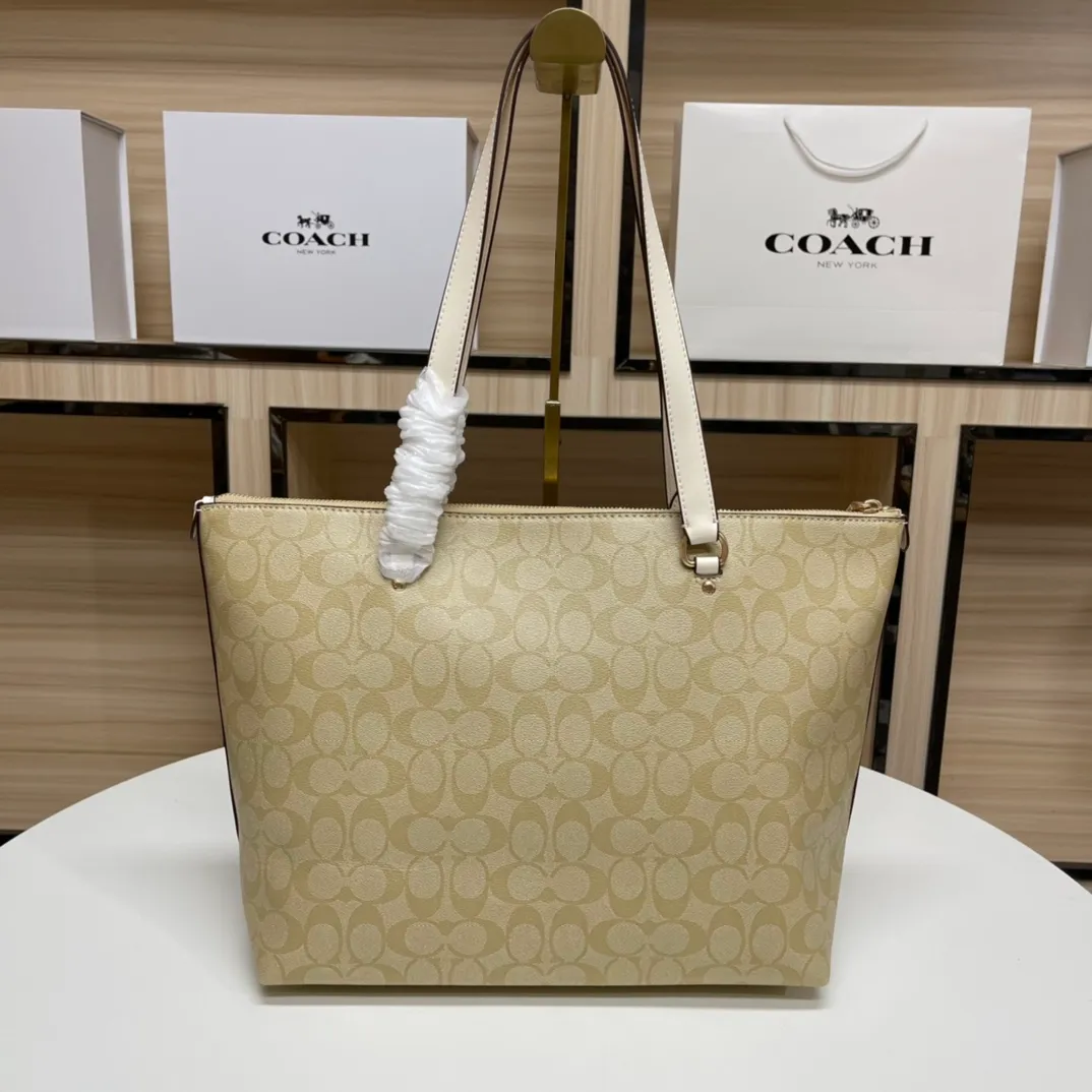 Top original order batch 420💰coach/Coach new model 79609, the upper body effect is super good, women's PVC single shoulder casual trendy women's bag tote bag, size 32.28.13,