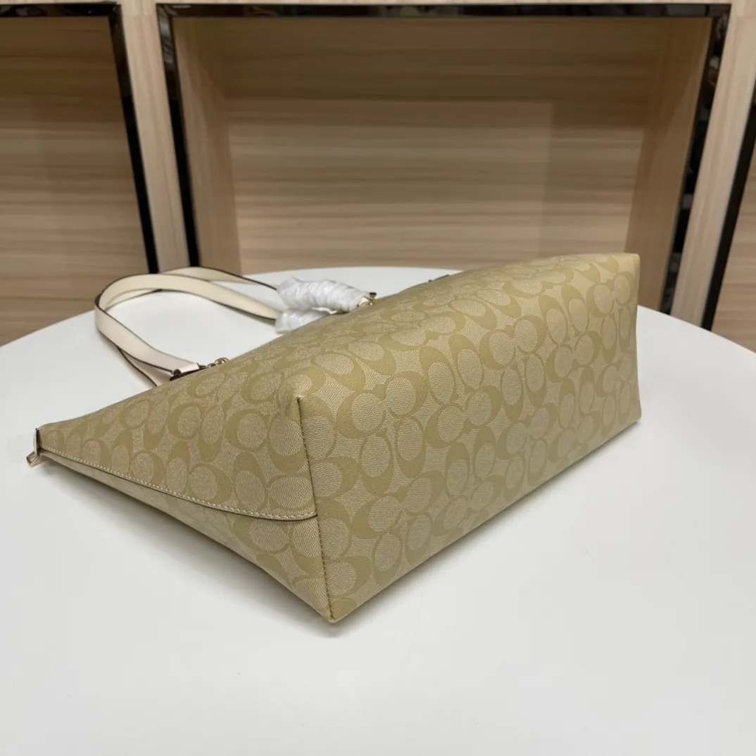 Top original order batch 420💰coach/Coach new model 79609, the upper body effect is super good, women's PVC single shoulder casual trendy women's bag tote bag, size 32.28.13,